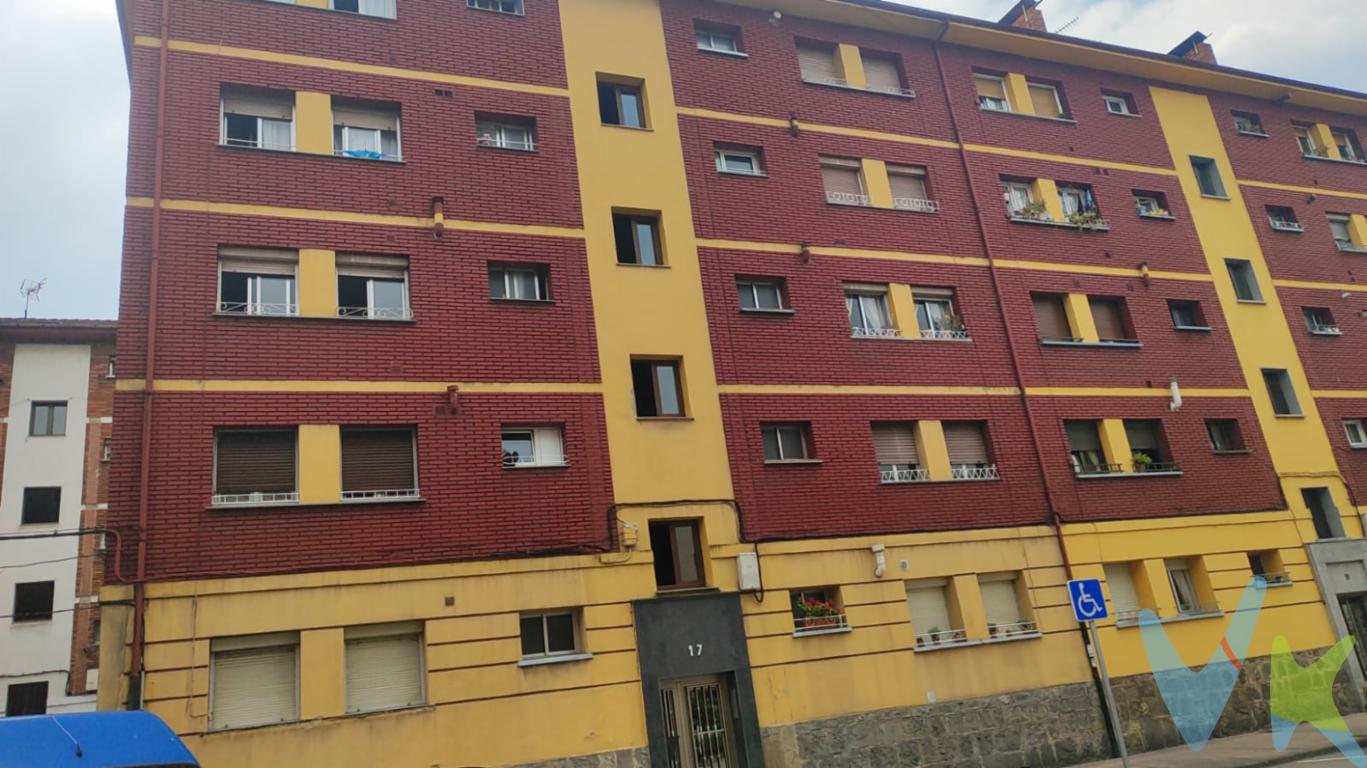 VENTA. Piso en venta en Mieres, muy bien comunicado, a 30 minutos de Gijón y 20m de Oviedo.Ubicado a escasos metros del centro de Mieres . Zona con todos los servicios: colegio, centro de salud, comercios,....Piso con buena distribución muy aprovechada sin pasillos: 3 habitaciones,  cocina-comedor con dos ventanas y baño con ventana. Despensa en pasillo. Estado sencillo con muchas posibilidades para reformar a gusto debido s u buena distribución. La vivienda es completamente exterior por lo que tiene muchas luz natural y claridad.La vivienda cuenta con dos carboneras de gran utilidad y zona de aparcamiento en la parte trasera del edifico.Es ideal para entrar directamente a vivir sin necesidad de  grandes obras y convertirlo en tu hogar familiar o como una buena inversión: segunda residencia o alquiler.. NO DEJE DE VISITARLO !!!En el precio del inmueble no están incluidos los gastos de registro, notaria e impuesto de trasmisiones.