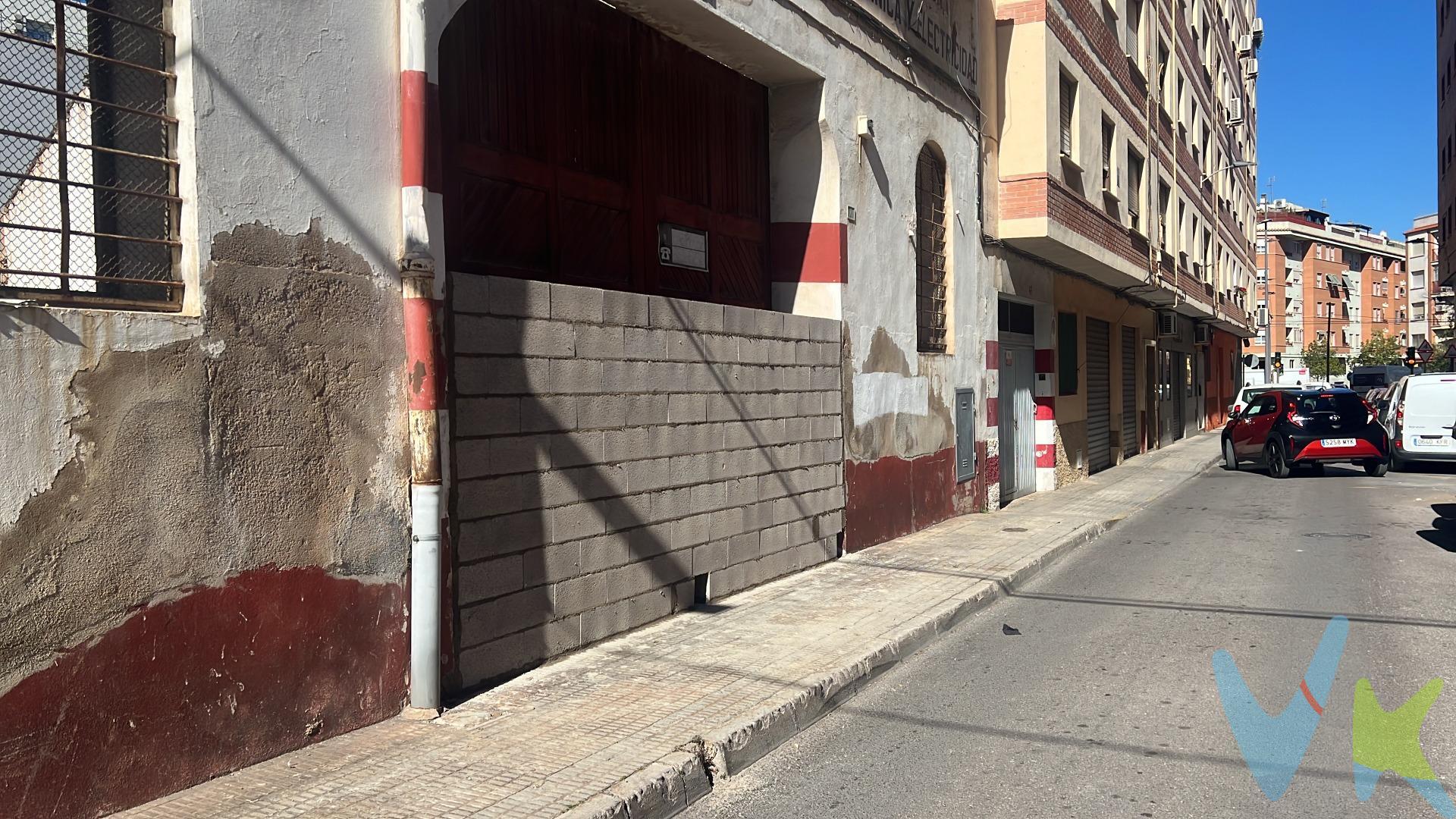 Este gran solar permite la construcción, según estudio de Arquitectura, de 54 viviendas o más, desde los 25m2 útiles (tipo loft) hasta los 70m2 útiles (2dorm), por lo que es un tipo de vivienda muy aceptado y demandado por inversores. El solar está ubicado a tan sólo unos 100 metros de parada de Tram que une la Ciudad con la UJI y a menos distancia del Centro Comercial Corte Inglés, por lo que es gran interés para invertir y alquilar esos loft's o también para construir vivienda familiar, la decisión puede ser tuya. Se permite construir un total de 5 plantas, incluyendo la baja, que también se puede destinar a vivienda, hemos preparado un estudio de arquitectura con la finalidad de obtener el mayor número de viviendas de tamaño reducido, aproximadamente 25 viviendas tipo loft (espacio único), unas 19 viviendas de 1 dormitorio y unas 10 de 2 dormitorios. CONTACTAME Y TE COMENTAMOS ESTA IDEA DE PROYECTO, NO TE EQUIVOCARÁS ¡¡¡¡¡¡¡. 