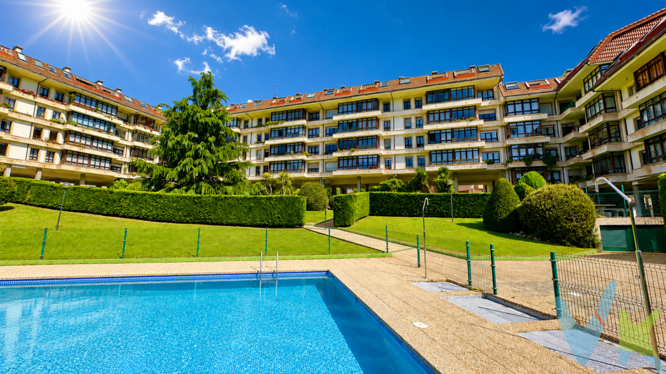 En pleno corazón de Viesques y con todos los servicios a tan solo unos metros, se vende este acogedor piso de 52 m² útiles, perfectamente distribuido. La propiedad dispone de un dormitorio independiente con armario empotrado. El salón, amplio y luminoso, se integra con su cocina americana. Situado dentro de una urbanización con piscina comunitaria rodeada de áreas ajardinadas. La vivienda es totalmente exterior, con orientación sur, lo que garantiza una gran luminosidad natural durante todo el día y una sensación de calidez constante. Además, disfruta de vistas despejadas hacia la zona de la piscina, aportando amplitud visual y un entorno agradable y cuidado. En conjunto se trata de una vivienda ideal tanto como residencia habitual como inversión, situada en un entorno consolidado, tranquilo y con todos los servicios cercanos, donde prima la calidad de vida y la comodidad.Gastos e impuestos no incluidos en el precio. A título orientativo, en segundas transmisiones, el comprador abonará el Impuesto sobre Transmisiones Patrimoniales (ITP). Para consultar los porcentajes del ITP en Asturias puede hacerlo a través de la web oficial de servicios tributarios del Principado de Asturias https://sede.tributasenasturias.es/sites/sede/default/es_ES/Que-quieres-hacer/Transmisiones-Patrimoniales-y-AJD. La base imponible será el mayor valor entre precio de compraventa, tasación o valor de referencia catastral. Gastos de notaría y registro aranceles variables según precio, número de copias y complejidad). El comprador escoge libremente notario. El vendedor asume, por ley, los gastos que le correspondan, salvo pacto en contrario. Si se precisa hipoteca: Tasación, condiciones y costes bancarios según entidad elegida por el comprador; así como los gastos de gestoría y cualesquiera otros inherentes a la formalización de la compraventa. De acuerdo con la ley, no se incluyen en el precio otros gastos o tributos que legalmente correspondan al comprador.Honorarios de intermediación inmobiliaria a cargo del vendedor y honorarios de mediación inmobiliaria del 2% más I.V.A. a cargo del comprador. El consumidor tiene derecho, conforme a la normativa vigente, a disponer de información y documentación adicional relativa al inmueble y condiciones de la compraventa, accesible en la sede física de la agencia en la calle Corín Tellado 1 bajo de Gijón o a través del correo electrónico info@tufincagestion.com. La agencia actúa exclusivamente como intermediaria en la operación. Cualquier compraventa y sus condiciones quedan sujetas en todo caso a la aceptación expresa del vendedor del inmueble y a la posterior formalización del correspondiente contrato. El presente anuncio tiene carácter meramente informativo; la información suministrada se corresponde con la disponible a la fecha de publicación, pudiendo variar en función de las circunstancias o actualizaciones legales, contractuales y fiscales.