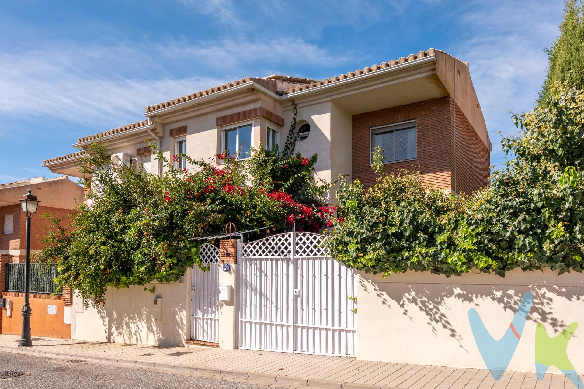 🌟 LA CASA PAREADA DONDE EMPIEZA TU NUEVA HISTORIA DE ÉXITO. No todas las casas se presentan… algunas se revelan. Esta casa pareada no busca compradores: elige a quienes están a su altura. Ubicada en Los Rebites, Huétor Vega, en una zona que combina privacidad, entorno privilegiado y vistas que inspiran, esta propiedad redefine lo que significa vivir con estilo. Aquí, el lujo no se presume… se respira. Su super piscina, sus placas solares y su impecable estado de conservación demuestran que este hogar fue creado para quienes valoran lo excepcional. Además, cuenta con certificado energético A y B, garantizando eficiencia, confort y un ahorro significativo. Cada planta tiene su propio carácter, aportando equilibrio, amplitud y una elegancia que no pide permiso para destacar. ⸻. Distribución que habla de grandeza:. ✨ Planta superior. 	•	3 dormitorios diseñados para el descanso absoluto. 	•	2 baños que combinan confort y distinción. ✨ Planta principal. 	•	1 dormitorio y 1 baño. 	•	Cocina muy luminosa y espaciosa, creada para inspirar cada momento. 	•	Comedor amplio, luminoso y despejado, un espacio que invita a disfrutar. 	•	Salón con chimenea, donde la calidez y la elegancia crecen juntas. ✨ Planta semisótano. 	•	1 dormitorio. 	•	Sala de gimnasio. 	•	Trastero con posibilidad de convertirlo en cochera, ideal para elevar aún más la funcionalidad del hogar. * El PVP indicado no incluye impuestos ni gastos de Escritura. . Ref. N359. * Honorarios agencia no incluidos. * Las superficies expresadas en esta página tienen carácter descriptivo y son aproximadas. * Los precios pueden ser susceptibles de modificación sin previo aviso. * Esta propiedad se vende sin muebles.