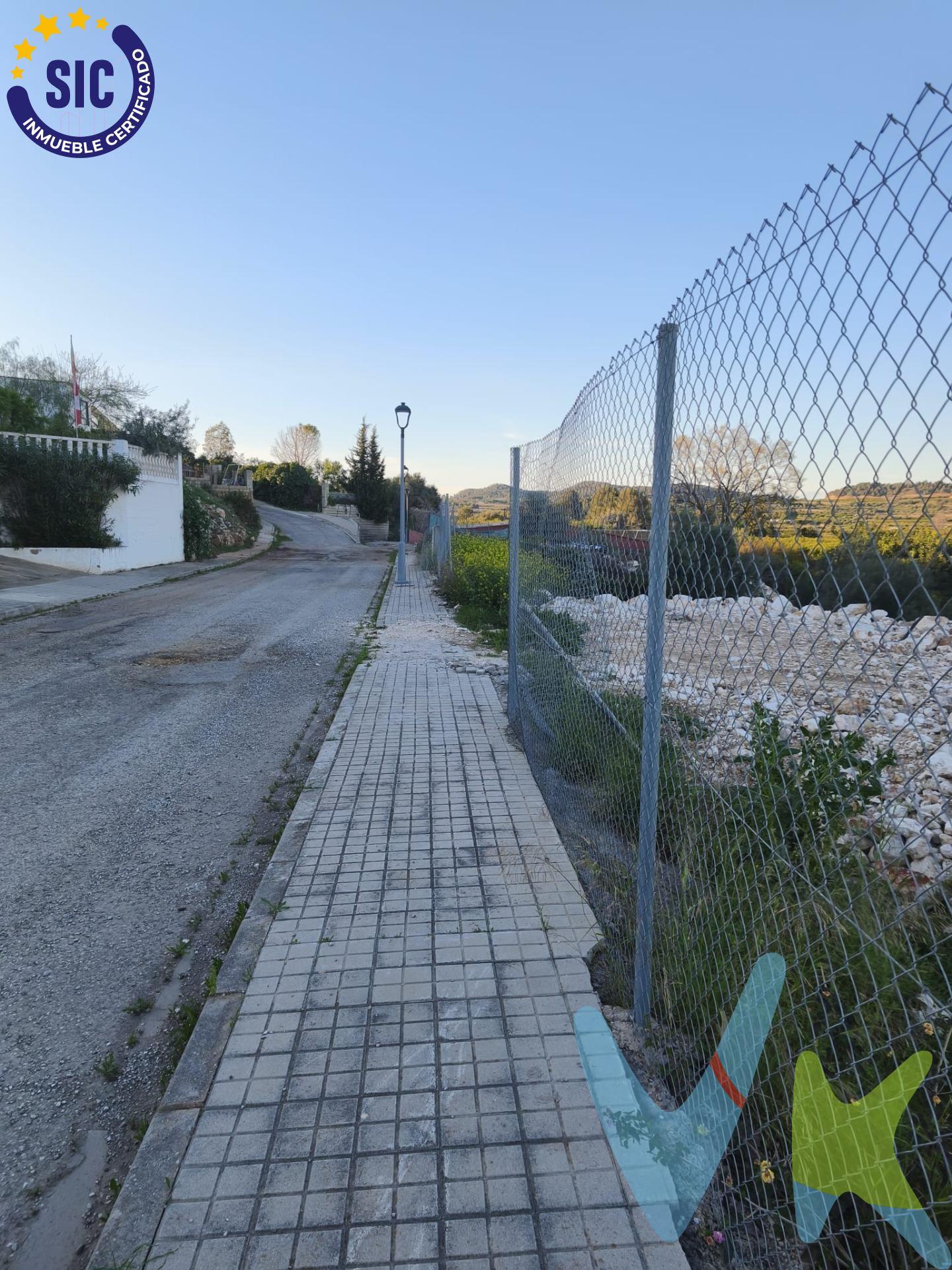 Se ofrece en venta solar urbano destinado a edificación, una excelente oportunidad para desarrollar vivienda en un entorno tranquilo, bien consolidado y en constante crecimiento. El terreno cuenta con uso residencial y dispone de acceso directo desde vía urbana, lo que facilita su aprovechamiento urbanístico. Su ubicación dentro de la Urbanización Balcón I garantiza un entorno residencial ya establecido, con buenas condiciones para la construcción de vivienda habitual o como inversión inmobiliaria. Una parcela con gran potencial, ideal para quienes buscan desarrollar un proyecto a medida en una zona con proyección y calidad de vida. VENTA:. PVP 28.000€. Gastos e impuestos no incluidos en el precio. La compra conlleva impuestos y gastos de formalización para el comprador. A título orientativo se informa que en segundas transmisiones el ITP con carácter general en Valencia es del 10%, pudiendo existir otros tipos impositivos atendiendo a las circunstancias personales del comprador u otras circunstancias previstas legalmente. Base imponible del impuesto el mayor valor entre el precio de compraventa, la tasación o el valor de referencia catastral. En cuanto a los gastos de notaría y registro, en su caso, suelen oscilar aprox. entre 1,5% y 2,5% (aranceles variables según precio, n.º de copias y complejidad). El comprador elige notario. Si el comprador precisase de hipoteca: tasación, condiciones y costes bancarios serán según entidad elegida por el comprador, así como los gastos de gestoría, y cualesquiera otros gastos inherentes a la formalización de la compraventa que legalmente correspondan a la parte compradora, salvo pacto expreso en contrario con el vendedor. El consumidor tiene, conforme a la normativa vigente, a su disposición información y documentación adicional relativa al inmueble y condiciones de la compraventa, que podrá ser consultada en C/Joaquín Costa 4, bajo 46005 Valencia o urbe2@remax.es. Honorarios de mediación inmobiliaria a cargo del COMPRADOR: (3.000€ del precio final de venta más IVA (21%), salvo otro pacto.); y de VENDEDOR (según acuerdo con el mismo). Se informa al consumidor que la agencia actúa como intermediaria inmobiliaria en la operación, estando cualquier eventual compraventa y sus condiciones sujeta a la aceptación expresa del propietario-vendedor y a la posterior formalización del correspondiente contrato.
