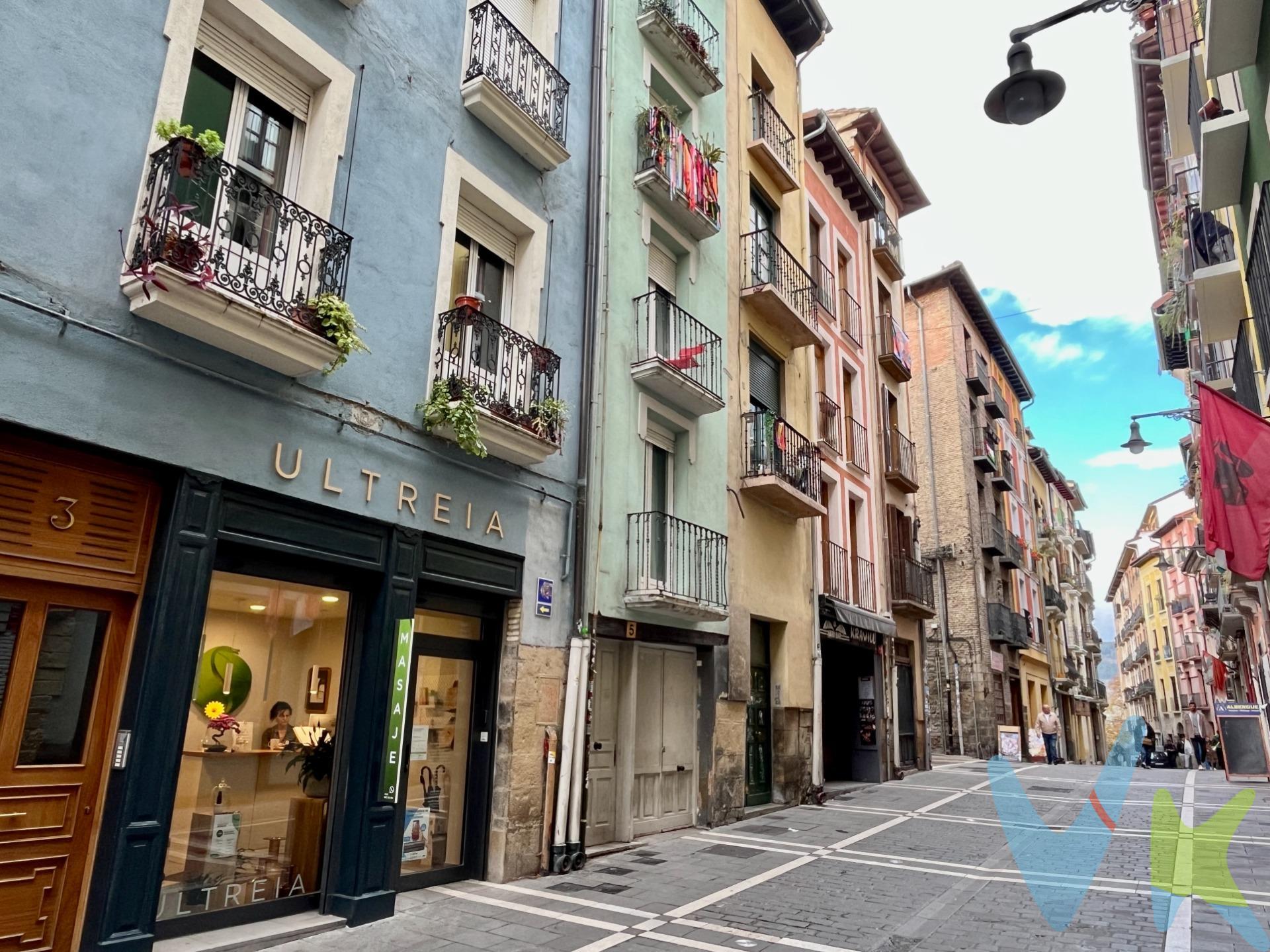 Descubre este encantador piso ubicado en pleno corazón del Casco Antiguo de Pamplona-Iruña. Con una superficie construida de casi 90 m², esta propiedad es ideal para aquellos que buscan comodidad y estilo sin renunciar a la vida urbana vibrante. El inmueble cuenta con un amplio salón, perfecto para relajarte o recibir visitas; una cocina espaciosa y muy luminosa donde podrás dar rienda suelta a tu creatividad culinaria; además, incluye dos acogedoras habitaciones: una doble y otra sencilla. Su orientación Este-Oeste garantiza luz natural durante todo el día, creando un ambiente cálido y agradable. Se encuentra en excelentes condiciones listas para entrar a vivir desde el primer momento. Sin duda, este bonito piso te ofrece la oportunidad perfecta de disfrutar lo mejor del Casco Viejo. (Datos meramente informativos, sin valor contractual. Gastos e impuestos no incluidos)