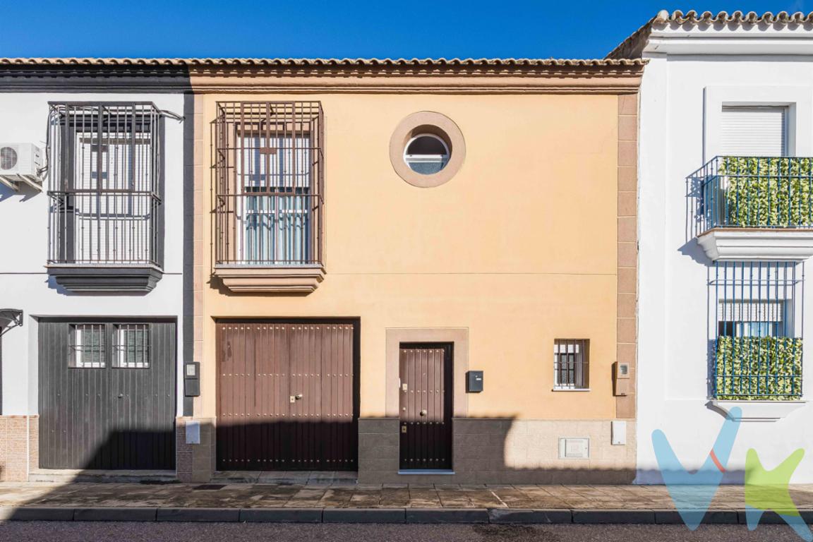 Casa Adosada en Burguillos: Un Hogar Acogedor y Funcional

Esta casa adosada ofrece un espacio acogedor y funcional para vivir. Con una distribución inteligente y espacios amplios, esta propiedad es ideal para familias o personas que buscan un hogar cómodo y relajante.

La casa cuenta con 3 habitaciones amplias y 2 baños completos. Lo que proporciona comodidad y privacidad para todos los ocupantes.
La cocina, completamente equipada, es amplia a la vez que funcional y cómoda. Junto a esta tenemos un lavadero con acceso al patio trasero de la vivienda, desde al que también accedemos por el salón.

El salón es grande, ofrece dos amplios espacios, uno de zona de descanso y una zona de comedor. 

Junto al hall de entrada accedemos a un porche cerrado o garaje cubierto, esta estancia ofrece un espacio adicional a la cual podemos darle diferentes utilidades como habitación adicional en planta baja, ampliar salón o colocar el VADO y así utilizarlo de garaje privado para tu vehículo.

El patio trasero también tiene unas dimensiones amplias, se trata de un espacio privado, amplio y soleado, donde podemos disfrutar de comidas con amigos al aire o relajarse disfrutando de tomar el sol.

La casa se encuentra en una zona privilegiada de Burguillos, cerca de colegios, guarderías y servicios. A solo 10 minutos a pie se encuentran el colegio Manuel Medina de infantil y primaria, la guardería municipal y el instituto IES BURGUILLOS.

A 5 minutos a pie hay farmacias, supermercados como DÍA y EROSKI, el Pabellón de Deportes y un parque infantil.

Esta casa adosada en Burguillos es un hogar acogedor y funcional que ofrece todo lo que necesitas para vivir con comodidad y tranquilidad. Su ubicación privilegiada y sus espacios amplios la hacen ideal para familias o personas que buscan un hogar relajante y conectado con la comunidad.

Informamos a nuestros clientes que el precio de venta no incluye lo siguiente: Honorarios de la agencia inmobiliaria, impuestos (el Impuesto de Transmisiones Patrimoniales, I.V.A. o A.J.D., en su caso), otros gastos de la compraventa (gastos de registro de la Propiedad, Notaría, gestoría ni de posible financiación). Documento D.I.A. a disposición del consumidor según Decreto 218/2005 Junta de Andalucía.