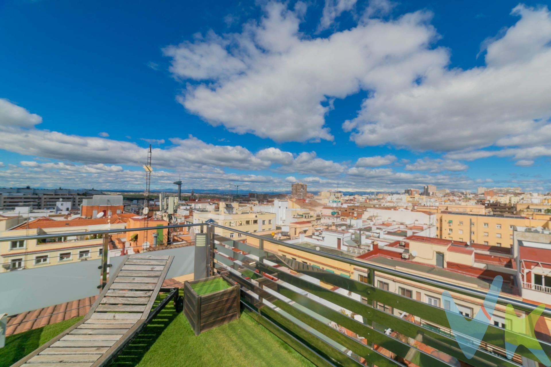 🏘️ Ubicado en una de las mejores zonas de Chamberí, con una conexión inmejorable y rodeado de todos los servicios, comercios y zonas verdes. Descubre una joya en el corazón de Madrid: un impresionante ático dúplex de 360 m2 que redefine el lujo y la exclusividad. 🏡 Distribución excepcional:. •	3 amplios dormitorios dobles, incluyendo una majestuosa suite principal con vestidor, baño privado con ducha y bañera, y un acogedor espacio de oficina. •	2 baños completos con diseño moderno y acabados de alta calidad. •	Cocina totalmente amueblada y equipada, con elegantes puertas correderas de cristal templado que la integran con el espectacular salón de más de 70 m2. •	Salón con dos ambientes diferenciados: zona de comedor y acogedora zona de estar, bañada en luz natural gracias a sus ventanales panorámicos. •	Terraza perimetral con acceso directo desde el salón, ideal para disfrutar del aire libre y de las vistas despejadas. •	Aire Acondicionado en todas las estancias. Calefacción central. Ascensor. Conserje. 🏙️ La joya de la vivienda: su terraza superior. En la planta alta, un oasis privado te espera: una terraza de ensueño con vistas 360º a Madrid. Disfruta de:. •	Un espectacular porche donde relajarte o recibir invitados. •	Una cocina exterior completamente equipada para tus celebraciones. •	Un cuarto de baño para mayor comodidad. •	El lugar perfecto para organizar inolvidables fiestas veraniegas, noches de descanso bajo las estrellas y barbacoas con la ciudad a tus pies. 🏢 Estudio independiente, perfecto para tu hijo adolescente o alquilar, familiares/huéspedes o empleados del hogar. Además, la vivienda cuenta con un estudio independiente con:. •	Cocina americana totalmente equipada. •	Baño completo con acabados de alta calidad. •	Salón-dormitorio funcional y acogedor. •	Terraza privada de 40m² con espectaculares vistas de todo Madrid, ideal para relajarse y desconectar. 🚀 Si buscas una propiedad exclusiva, espaciosa y con las mejores vistas de Madrid, ésta es tu oportunidad!. ✨ Llama ahora y ven a visitar el cielo de Madrid. ✨ . El precio publicado no incluye el mobiliario ni la decoración, ni los impuestos, ni los honorarios derivados del servicio de compra. El comprador asumirá, además del precio de compraventa, un coste adicional del 3 % del precio del inmueble en concepto de servicio de gestión, asesoramiento y acompañamiento en todo el proceso de compra; un 6 % correspondiente al Impuesto de Transmisiones Patrimoniales (ITP); los gastos de notaría, que supondrán aproximadamente entre un 0,2 % y un 0,5 % del valor de la vivienda; y los gastos de inscripción en el Registro de la Propiedad, estimados entre un 0,1 % y un 0,25 % del precio de compraventa. ** Los metros útiles indicados son aproximados. 