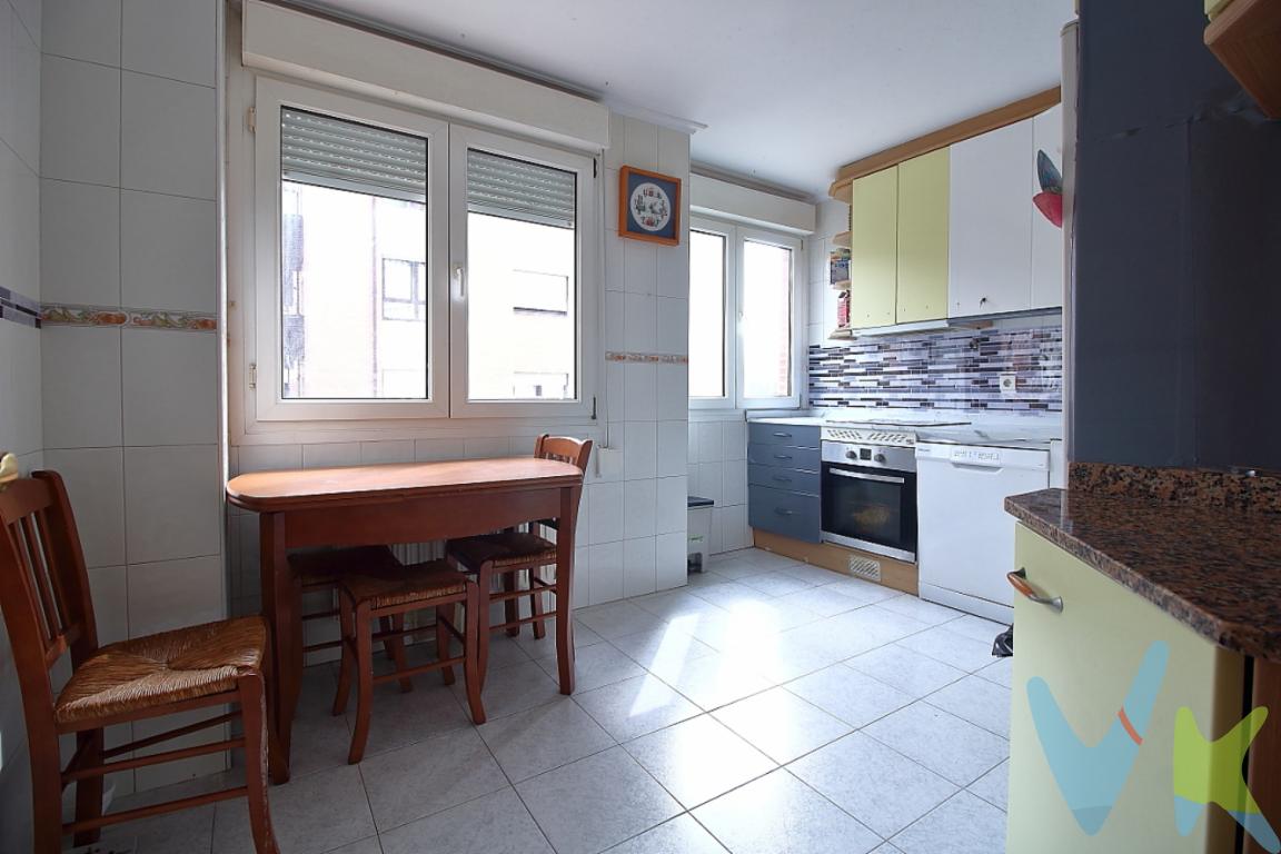 ¡Oportunidad única en la vibrante ciudad de Gijón! Presentamos este encantador piso en venta, ubicado en el distrito de Montevil, una zona bien conectada y repleta de servicios que harán su vida más cómoda y placentera. Este inmueble es una oportunidad perfecta para quienes buscan una vivienda confortable y con todas las comodidades modernas, en rentabilidad, ideal para inversores, esta alquilado hasta mayo de 2026, fecha en la que se podra disponer de la vivienda. Mientras tanto se cobrará 500 euros de alquiler, la inquilina es pagadora.Situado en la primera planta de un edificio construido en 1999, el piso ofrece 93.7 metros construidos y 69.95 metros útiles, diseñados para aprovechar al máximo el espacio. La distribución del inmueble se compone de dos acogedoras habitaciones que invitan al descanso y al retiro personal. El salón es amplio y luminoso, ideal para disfrutar de reuniones familiares o simplemente relajarse al final del día. Sus grandes ventanales permiten la entrada de luz natural, creando un ambiente cálido y acogedor. Está equipado con electrodomésticos  que aseguran un estilo de vida cómodo y práctico.Cuenta con una cocina completamente equipada, donde cada detalle ha sido pensado para ofrecer funcionalidad y estilo. Los electrodomésticos están incluidos en la venta, lo que permitirá que sus nuevas recetas sean más fáciles de preparar desde el primer día. Este espacio refleja la combinación perfecta entre diseño moderno y uso práctico.El baño del piso, elegante y moderno. Su diseño funcional ofrece comodidad y estilo, asegurando un entorno agradable para el cuidado personal.Es un piso muy luminoso, es todo exterior a la calle peatonal, salon, cocina y habitaciones.La presencia de un ascensor en el edificio facilita el acceso al piso, siendo especialmente conveniente durante la mudanza o para llevar artículos pesados. Adicionalmente, la conectividad del área es inmejorable. La parada de autobús cercana asegura un fácil acceso a otras zonas de la ciudad, perfecto tanto para desplazamientos diarios como para exploraciones ocasionales.Este piso en Montevil es una manifestación de estilo y confort. El edificio, bien mantenido y con un entorno tranquilo, proporciona un espacio seguro y agradable para vivir.La zona de Montevil destaca por sus servicios y comodidades. Encontrará tiendas, restaurantes, parques y centros educativos a pocos minutos, haciendo de esta ubicación un lugar ideal tanto para familias como para profesionales.No pierda la oportunidad de visitar este hermoso piso. Sus características lo convierten en una joya en el mercado inmobiliario de Gijón. Desde sus espacios bien aprovechados hasta su excelente ubicación, cada aspecto de esta propiedad está diseñado para mejorar su calidad de vida.Si busca un hogar que combine modernidad, comodidad, y una excelente ubicación, no busque más. No se puede visitar pero las fotos son reflejo del estado actual, se han hecho ahora.