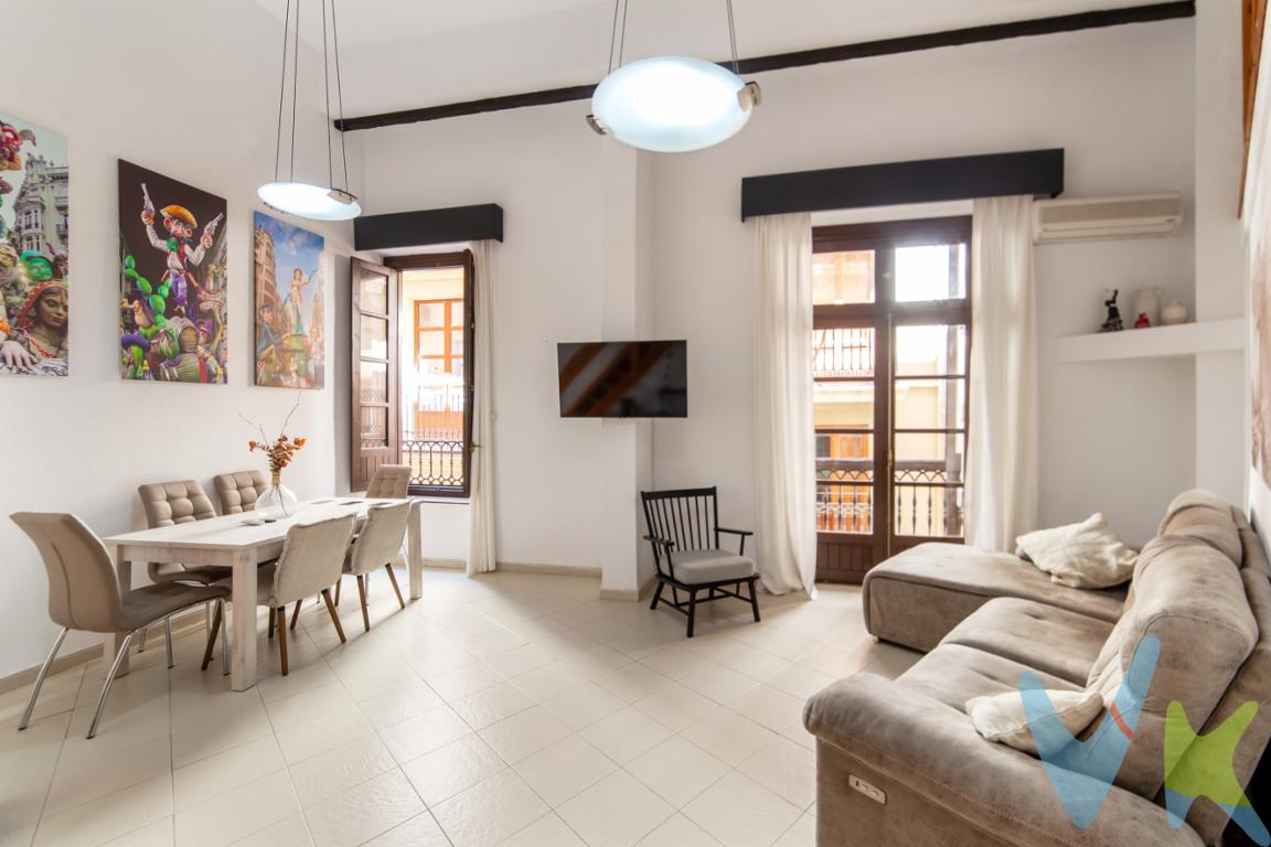 ¡Vive la esencia de Valencia! Tu nuevo hogar junto al Mercado Central!  ¿Te imaginas despertar y tener la historia de Valencia a solo unos pasos? En T3INMO te presentamos, en exclusiva, el dúplex que estabas esperando. No es solo una casa; es tu refugio en el corazón vibrante de la ciudad.Lo que hace especial a este hogar:  Este magnífico dúplex está diseñado para ofrecerte la máxima independencia y confort, separando perfectamente la zona de vida de la de descanso:Amplitud y luz: 3 habitaciones espaciosas, todas con armarios empotrados para que el orden nunca sea un problema.Espacios con aire fresco: Un salón-comedor con balcón propio (ideal para ver pasar la vida del centro) y una cocina independiente con terraza privada, perfecta para tus momentos de lavandería o desahogo.  Confort total: Olvídate del calor o el frío con sus 4 aparatos de aire acondicionado distribuidos por toda la vivienda.Funcionalidad: 2 baños completos y bien distribuidos para evitar las esperas por la mañana.   Ubicación imbatible  Vivir junto al Mercado Central es un lujo para los sentidos. Tendrás los mejores productos frescos, restaurantes con encanto, colegios, transporte y toda la oferta cultural de Valencia a la vuelta de la esquina.Ideal tanto para crear tu hogar definitivo como para una inversión inteligente en la zona más demandada. En T3INMO te lo ponemos fácil.  Sabemos que comprar una vivienda es un gran paso. Por eso, no solo te enseñamos la casa:Te ofrecemos asesoramiento financiero personalizado.Realizamos un estudio hipotecario gratuito para que consigas las mejores condiciones del mercado.  ¿Quieres sentir la magia de este dúplex en persona?  No dejes que se te escape. ¡Contacta con nosotros hoy mismo y concertamos una visita!Nota legal: Este anuncio no es vinculante y carece de valor contractual. La información se muestra a título informativo y puede contener errores. El precio indicado no incluye impuestos (ITP), gastos de notaría, el registro de la propiedad ni honorarios de intermediación inmobiliaria que son del 3% mas su IVA correspondiente. Como orientación, los gastos de compraventa suelen situarse entre un 13% y un 15% del precio, en función del perfil del comprador y la operación concreta.   