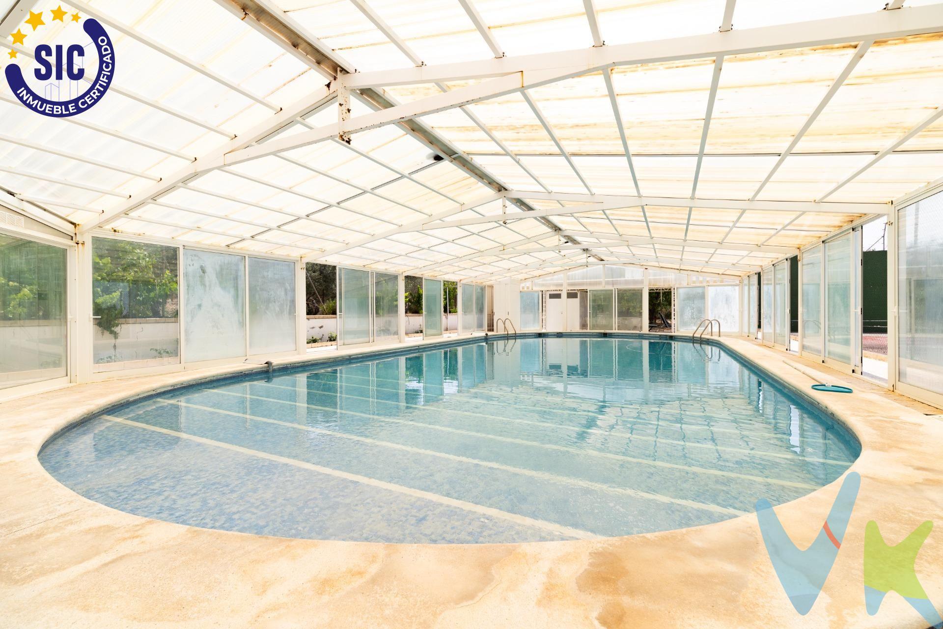 Chalet independiente con parcela y piscina climatizada en venta en Jijona (Alicante) – Zona Arrabal S.U. Ind S-IXA y Espart. Se vende espectacular chalet independiente de dos plantas en una amplia parcela rústica, ideal para quienes buscan privacidad, comodidad y naturaleza en un entorno tranquilo pero bien comunicado. Ubicado en la encantadora localidad de Jijona, famosa por su calidad de vida, su cercanía a la costa y su entorno natural privilegiado. Ubicación: Arrabal S.U. Ind S-IXA y Espart, Jijona (Alicante). ✅ Zona tranquila, rodeada de naturaleza. ✅ A solo 20-30 minutos de Alicante capital y las playas de la Costa Blanca. ✅ Pueblo con encanto, servicios básicos, gastronomía tradicional (famoso por su turrón), y buen acceso por carretera.  . CARACTERÍSTICAS PRINCIPALES DE LA VIVIENDA. •	Superficie construida: dos plantas. •	Parcela de aproximadamente 58.000 m² con olivares y árboles frutales. •	Piscina cubierta y climatizada (18 m x 8 m). •	Calefacción central por gasoil y radiadores de gas natural. •	Suelos de gres porcelánico, carpintería de madera maciza y techos de escayola. •	Acceso y vivienda adaptados para personas con movilidad reducida. •	Certificado energético en regla.  . Distribución:. Planta baja:. •	Gran salón con cocina integrada. •	2 baños completos. •	Despensa, bodega, cuarto de colada y baño adicional con ducha. •	Garaje cerrado y zona pavimentada para varios vehículos. •	Zona deportiva: pista de tenis, solárium y barbacoa independiente. Planta alta (con acceso también independiente):. •	Salón comedor con salida a amplia terraza con vistas a la montaña. •	Cocina comedor equipada. •	4 dormitorios con armarios empotrados. •	1 baño en suite con ducha de hidromasaje. •	Gran terraza con vistas despejadas.  . EXTERIORES Y EXTRAS. •	Jardines cuidados y zonas arboladas. •	Pozo de agua con aljibe propio y dos envases de riego. •	Depósito de gasoil. •	Trastero y plaza de garaje incluida en el precio. •	Vivienda de segunda mano en excelente estado, lista para entrar a vivir.  . VENTA:. PVP 675.000€.  Gastos e impuestos no incluidos en el precio. La compra conlleva impuestos y gastos de formalización para el comprador. A título orientativo se informa que en segundas transmisiones el  ITP  con carácter general en  Valencia  es del  10%, pudiendo existir otros tipos impositivos atendiendo a  las circunstancias  personales del comprador u otras circunstancias previstas legalmente. Base imponible del impuesto el mayor valor entre el precio de compraventa, la tasación o el valor de referencia catastral. En cuanto a los gastos de  notaría y registro, en su caso,  suelen oscilar aprox; entre 1,5% y 2,5% (aranceles variables según precio, n.º de copias y complejidad). El comprador elige notario. Si el comprador precisase de  hipoteca: tasación, condiciones y costes bancarios serán según entidad elegida por el comprador, así como los gastos de gestoría, y cualesquiera otros gastos inherentes a la formalización de la compraventa que legalmente correspondan a la parte compradora, salvo pacto expreso en contrario con el vendedor. El consumidor tiene,  conforme a la normativa vigente, a su disposición información y documentación adicional relativa al inmueble y condiciones de la compraventa, que podrá ser consultada en C/Joaquín Costa 4, bajo 46005 Valencia o urbe2@remax.es. Honorarios de mediación inmobiliaria a cargo del  COMPRADOR: (3% del precio final de venta más IVA (21%), salvo otro pacto.); y  de VENDEDOR (según acuerdo con el mismo). Se informa al consumidor que la agencia actúa como intermediaria inmobiliaria en la operación, estando cualquier eventual compraventa y sus condiciones sujeta a la aceptación expresa del propietario-vendedor y a la posterior formalización del correspondiente contrato.