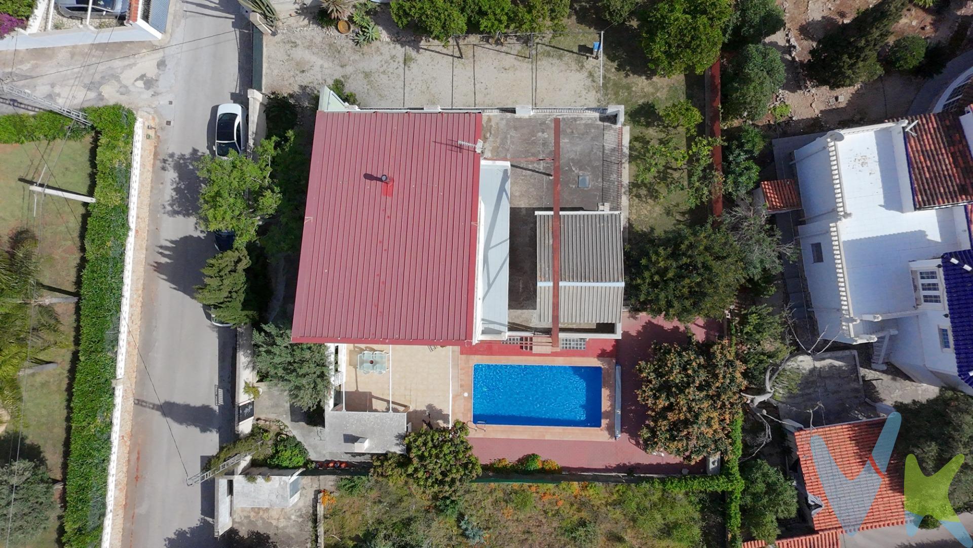 En una de las zonas residenciales más consolidadas de La Pedrera, en Dénia, se encuentra esta vivienda independiente de 369 m² construidos, sobre parcela privada con piscina y vistas abiertas al mar y a la montaña. Una propiedad con personalidad, amplitud y múltiples posibilidades. Planta principal. Salón-comedor amplio y luminoso, cocina independiente, dos dormitorios dobles, baño completo, gran terraza de más de 60 m² junto a la piscina y zona de barbacoa. Desde esta planta se accede a una construcción auxiliar de madera independiente, ideal como estudio, despacho o dormitorio de invitados. Planta superior. Dormitorio principal, baño completo, zona de estudio abierta y terraza privada con vistas abiertas y ligera vista al mar. Un espacio perfecto como suite o zona de trabajo. Planta semisótano (186 m², acceso independiente). Actualmente garaje y espacio auxiliar, con gran potencial para apartamento independiente (previo estudio técnico), zona profesional, gimnasio o área de ocio. Exterior y extras. Piscina privada, diferentes ambientes exteriores, árboles frutales: olivo, nisperero, mandarino, limonero, 2 mangos y 6 naranjos; aljibe de 70.000 litros además de conexión a red municipal, con cerramiento de termoarcilla en las plantas altas, Cubierta con doble aislamiento de lana de roca, aire acondicionado y chimenea. La vivienda ofrece una base estructural muy sólida y una distribución muy interesante. Algunos espacios pueden actualizarse estéticamente para personalizarla y revalorizarla. Ideal para quien busca metros reales, independencia y vistas en una zona residencial consolidada de Dénia. VENTA:. PVP 550.000€. Gastos e impuestos no incluidos en el precio. La compra conlleva impuestos y gastos de formalización para el comprador. A título orientativo se informa que en segundas transmisiones el ITP con carácter general en  Valencia es del 9%, pudiendo existir otros tipos impositivos atendiendo a las circunstancias  personales del comprador u otras circunstancias previstas legalmente. Base imponible del impuesto el mayor valor entre el precio de compraventa, la tasación o el valor de referencia catastral. En cuanto a los gastos de notaría y registro, en su caso,  suelen oscilar aprox; entre 1,5% y 2,5% (aranceles variables según precio, n.º de copias y complejidad). El comprador elige notario. Si el comprador precisase de hipoteca: tasación, condiciones y costes bancarios serán según entidad elegida por el comprador, así como los gastos de gestoría, y cualesquiera otros gastos inherentes a la formalización de la compraventa que legalmente correspondan a la parte compradora, salvo pacto expreso en contrario con el vendedor. El consumidor tiene, conforme a la normativa vigente, a su disposición información y documentación adicional relativa al inmueble y condiciones de la compraventa, que podrá ser consultada en C/Joaquín Costa 4, bajo 46005 Valencia o urbe2@remax.es. Honorarios de mediación inmobiliaria a cargo del VENDEDOR (según acuerdo con el mismo). Se informa al consumidor que la agencia actúa como intermediaria inmobiliaria en la operación, estando cualquier eventual compraventa y sus condiciones sujeta a la aceptación expresa del propietario-vendedor y a la posterior formalización del correspondiente contrato.