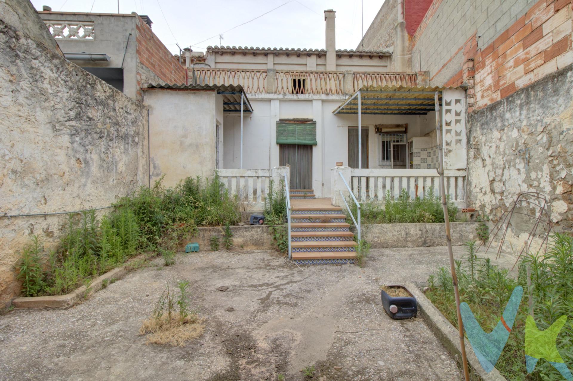 En el corazón de La Llosa, una localidad donde el tiempo se saborea a otro ritmo y situada a tan solo unos 35 km de Valencia y unos 25 km de Castellon, se encuentra esta casa de pueblo de 1950. Con 303 m² construidos sobre una parcela de 260 m², esta propiedad es mucho más que una casa para reformar: es una oportunidad para crear el hogar con el que siempre has soñado. La vivienda se abre a dos calles, una característica poco habitual que le da una amplitud y luminosidad únicas. Además, cuenta con un amplio garaje doble, ideal para familias que buscan comodidad en su día a día. El patio, amplio y soleado, invita a imaginar tardes tranquilas bajo el cielo azul, mientras que la terraza en la primera planta —completamente diáfana— se convierte en un lienzo en blanco para proyectar una segunda planta llena de vida y luz. La Llosa ofrece la paz de un entorno tranquilo, con servicios cercanos como estación de RENFE y una comunidad acogedora. Aquí, cada rincón respira calidad de vida. Esta casa es perfecta para familias que sueñan con un espacio propio, con carácter, donde cada reforma sea un paso hacia un futuro construido con ilusión. Si estás buscando algo más que metros cuadrados, si anhelas construir una vida en calma, esta es tu oportunidad. Ven a visitarla y empieza a imaginar. Si lo necesitas, te ayudamos con la financiación. Los impuestos, gastos de notaría, registro y honorarios de agencia no están incluidos en el precio de venta. Para mayor seguridad en la compraventa, todas nuestras viviendas poseen FICHA DE CERTIFICACIÓN DE INMUEBLES registrada por la Asociación de Inmobiliarias de la Comunidad Valenciana ASICVAL. Antes de comprar o de entregar las arras, pida el Certificado de la vivienda para estar seguro y tran-quilo sobre la situación legal, urbanística y de cargas de la misma. INMOBILIARIA QUASABLANQUA está inscrita en el Registro de Agentes de Intermediación Inmobiliaria de la Comunidad Valenciana RAICV. 