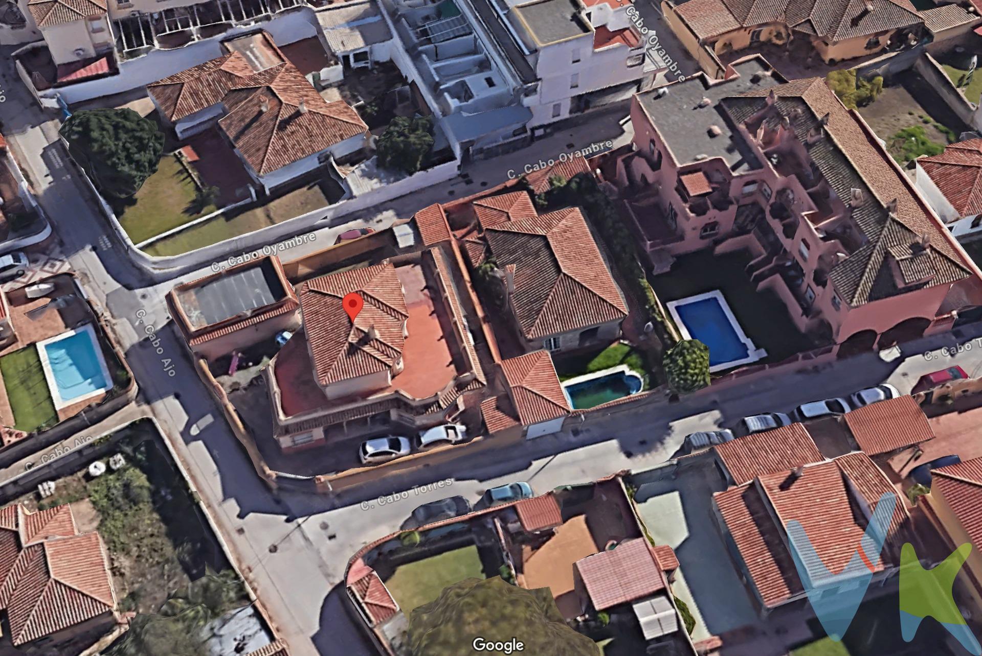 Vivienda independiente junto a la playa del Rinconcillo – Esquina a tres calles. Presentamos esta vivienda unifamiliar independiente, ubicada en una de las mejores zonas del Rinconcillo, a tan solo 250 metros en línea recta de la arena y con fachada a tres calles. Se asienta sobre una parcela de 500 m² y cuenta con más de 230 m² construidos distribuidos en dos plantas, ofreciendo una excelente base para quien desee personalizar su hogar en una ubicación privilegiada. La casa dispone de 7 dormitorios con armarios empotrados (4 de ellos en planta baja), 4 baños completos, cocina, salón, porche y espacio exterior suficiente para varios vehículos. Aunque requiere una actualización general, su valor reside en la amplitud, la independencia, la orientación y la cercanía real a la playa, además de su potencial como vivienda principal o segunda residencia en una zona consolidada con supermercados, restaurantes y transporte público a pocos pasos. Una oportunidad única para quienes buscan una casa amplia y bien ubicada para adaptar a su gusto. Contáctanos y te la mostramos sin compromiso. --------------------------------------------------. Informamos a nuestros clientes que los gastos de notaría, registro, gestoría, impuestos y los honorarios de la agencia  NO están incluidos en el precio. A su vez, disponemos del documento informativo abreviado de la propiedad (según decreto 218/2005, del 11 de octubre) y de seguro de caución, para la protección del dinero entregado como señal para la reserva de una vivienda. Por mandato expreso del propietario, comercializamos este inmueble en exclusiva, lo que le garantiza el acceso a toda la información, a un servicio de calidad, un trato fácil, sencillo y sin interferencias de terceros. Por este motivo, se ruega no molestar al propietario, a los ocupantes de la propiedad o a los vecinos. Muchas gracias por su comprensión.