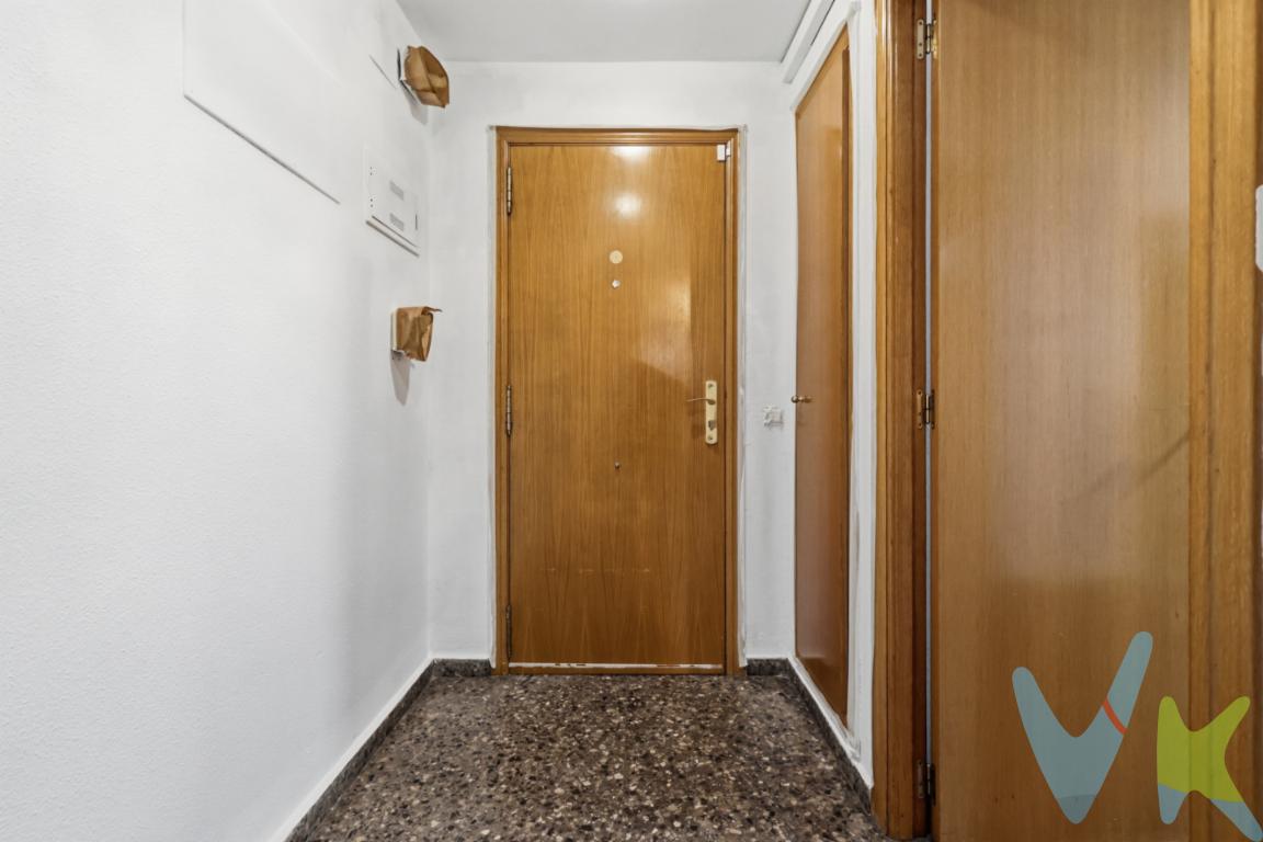Presentamos en exclusiva planta baja vivienda con con terrazas en zona con todos los servicios.Descubra este magnífica oportunidad de adquirir una vivienda única en Alaquás. Situado en una zona con todos los servicios.Ubicado en planta baja, esta vivienda destaca por sus 2 terrazas una de ellas cubierta ,espacio perfecto para disfrutar del magnífico clima mediterráneo durante todo el año, con agradables vistas a las cuidadas zonas ajardinadas, las piscinas comunitaria.Con una superficie construida de 84  m², el inmueble ofrece una distribución cómoda y funcional. Dispone de tres amplios dormitorios con armarios empotrados, destacando una de las habitaciones por su acceso directo a la terraza (10 m) , que permite disfrutar de abundante luz natural y una agradable sensación de amplitud. Cuenta con dos baños completos uno de ellos en suite.Salón-comedor que conecta directamente con la terraza y la piscina  creando una perfecta continuidad entre el interior y el exterior de la vivienda. La cocina, funcional con acceso al comedor y la terraza convirtiéndose en un espacio cómodo tanto para el día a día como para disfrutar en familia o con invitados. Como valor añadido, la propiedad incluye plaza de garaje y trastero, ambos situados en el mismo edificio. Una excelente oportunidad para vivir o invertir.Gastos, Impuestos y Honorarios de Agencia Inmobiliaria no incluidos en el precio.. Por mandato expreso del Propietario este Inmueble lo comercializamos en régimen de exclusiva compartida. Nuestros asesores le facilitarán toda la información que precise, por lo que le rogamos no moleste al propietario o a los vecinos. ..Si usted es una Agencia Inmobiliaria y si tiene un cliente interesado póngase en contacto con nosotros, estaremos encantados de colaborar... La descripción del presente inmueble e imágenes tienen carácter meramente informativo y en ningún caso carácter contractual, pudiendo ser modificados por la agencia inmobiliaria sin que ello implique responsabilidad alguna frente a terceros..  