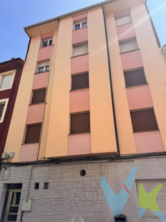 Piso en Cimadevilla a 100 m del Cerro, para reformar íntegramente a su gusto, piso por planta, 2 dormitorios, salón, cocina y baño, piso claro y luminoso, muchas posibilidades, con muy buena distribución y muy bien aprovechado, ideal para hacer (SALÓN - COCINA, 2 DORMITORIOS Y BAÑO), a un paso de la playa San lorenzo, Puerto Deportivo, el centro, edificio en buen estado, se va a pintar la escalera del edifico, estructura de hormigón, zona tranquila sin bares, infórmese !! 