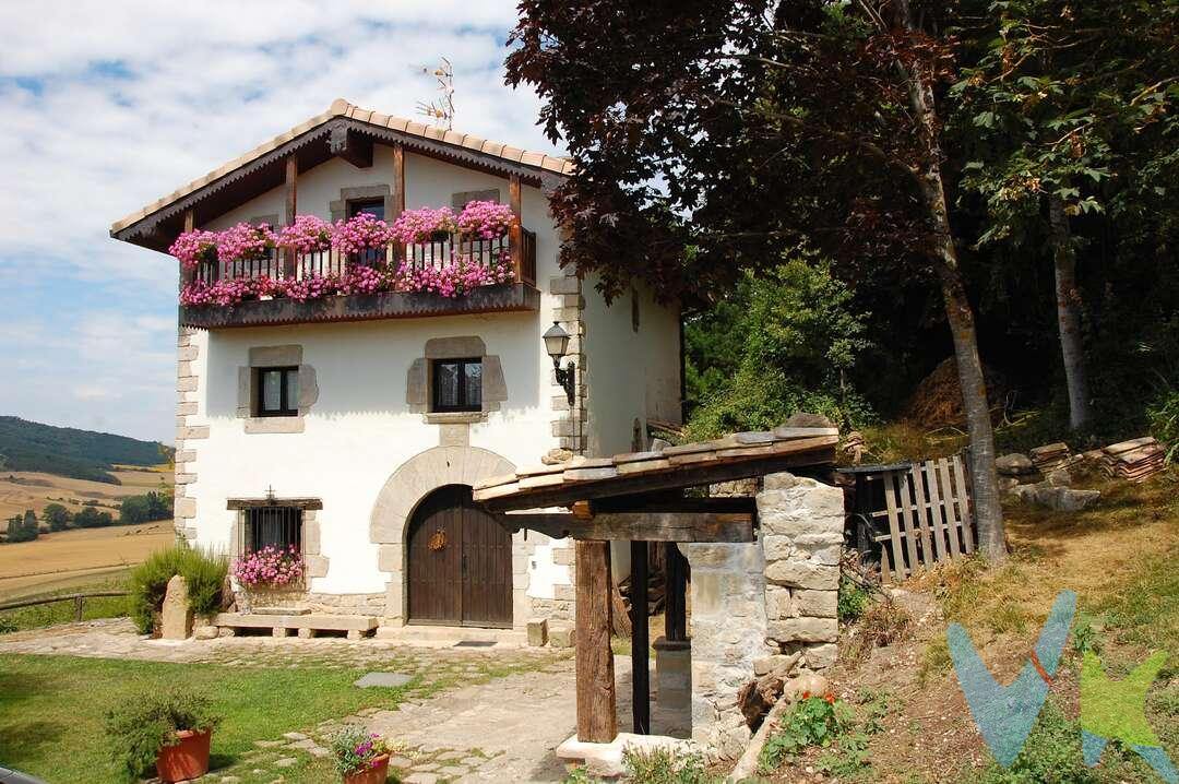 Venta de Caserío en Eusa (Ezkabarte)
Tipo de propiedad: Casa
Subtipo: Caserío
Descripción de la vivienda

Superficie útil: 259 m²
Superficie construida: 369 m²
Estructura del edificio: Hormigón
Conservación: Buen estado
Orientación: Norte, Sur, Este y Oeste
Agua caliente: Individual eléctrica
Calefacción: Individual de gasóleo
Número de habitaciones: 4

Salón
Amplio salón de 37 m² con chimenea, ideal para disfrutar de ambientes acogedores durante todo el año.
Cocina
Cocina totalmente montada de 29 m², con salida directa a un amplio porche de 31 m², perfecto para comidas al aire libre y reuniones familiares.
Ubicación
Este caserío se sitúa en Eusa, dentro del municipio de Ezkabarte, un entorno rural y tranquilo que combina la belleza natural del paisaje navarro con excelentes conexiones a la ciudad de Pamplona, situada a pocos minutos en coche.
Lugares de interés y servicios cercanos

Colegios: En Ezkabarte y sus alrededores se encuentran centros educativos de calidad, como el Colegio Público Ezkabarte y varios institutos en la cercana Pamplona.
Instituciones: Ayuntamiento de Ezkabarte ubicado en Luqui, acceso a servicios municipales y culturales.
Comercio y ocio: Próximo a zonas comerciales de Ezcabarte y Pamplona, con supermercados, restaurantes y áreas de ocio.
Entretenimiento y naturaleza: La zona ofrece múltiples senderos para actividades al aire libre como el senderismo y el ciclismo, en un entorno privilegiado que mezcla el campo y la montaña.

Esta propiedad es una oportunidad perfecta para quienes buscan un hogar en un entorno tranquilo, con todas las comodidades y a la vez cerca de la ciudad.
Datos meramente informativos, sin valor contractual. El PVP indicado no incluye impuestos (régimen general del ITP (Impuesto de Transmisiones Patrimoniales) es el 6% sobre el precio de compra) ni gastos de transmisión (notaría, registro, AJD (Actos Jurídicos Documentados), que suma aproximadamente un 2% sobre el precio de compra). Honorarios de la agencia a cargo del vendedor. NO SE COBRA HONORARIOS AL COMPRADOR.