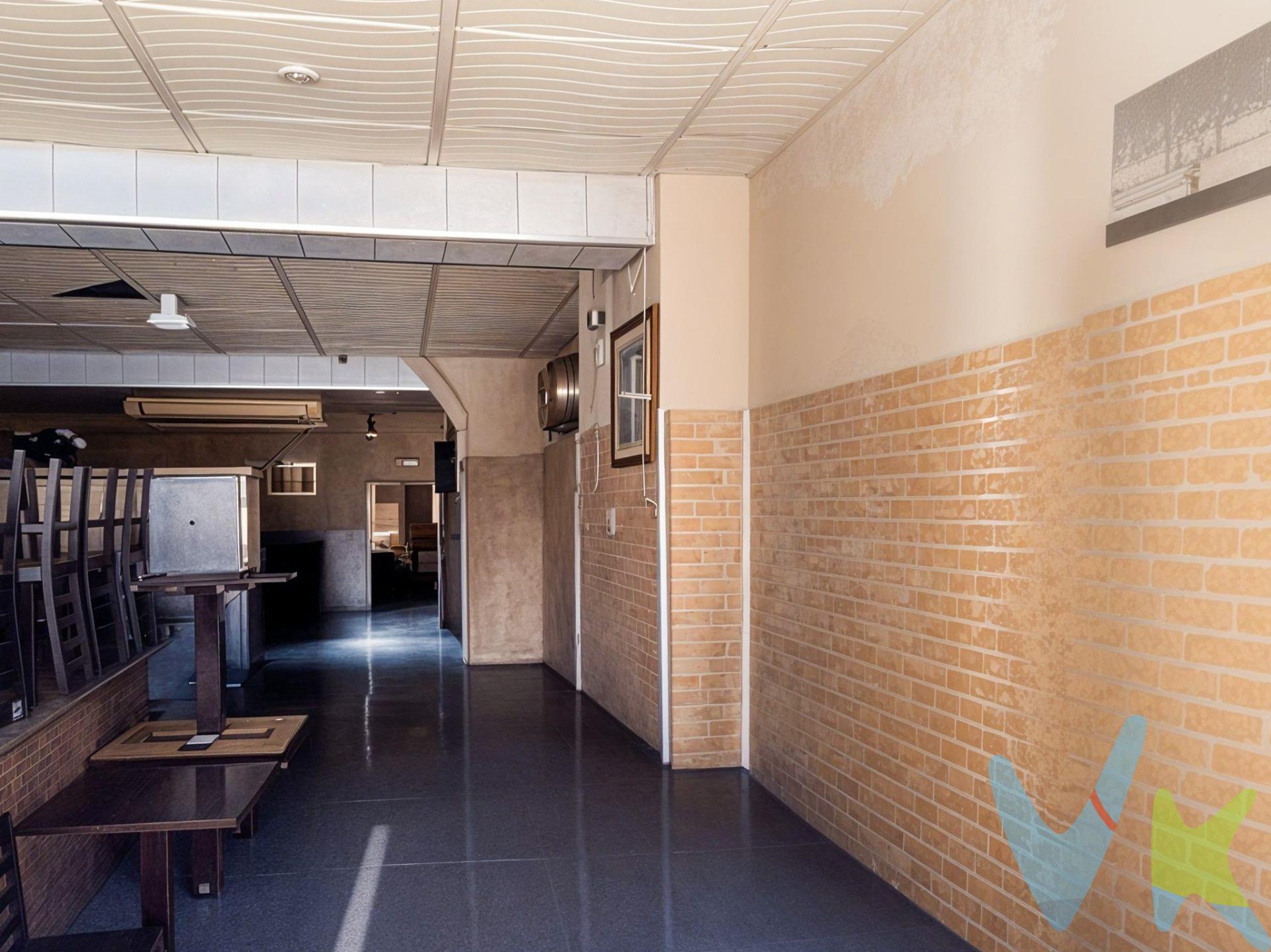 Se vende local comercial en una ubicación estratégica, ideal para emprendedores o inversores que buscan adaptar un espacio a sus necesidades. Superficie: 67m2. Estado: A reformar, perfecto para personalizar según tu proyecto. Ubicación: El Cabanyal, Valencia. Este local es una excelente opción para abrir tu negocio o para uso como inversión gracias a su potencial. [Algunas fotografías están simuladas con IA junto a las originales para tener una mejor visualización del espacio]. ¡No pierdas esta oportunidad! Contáctanos para más información y visitas. VENTA:. PVP 115.000€.  Gastos e impuestos no incluidos en el precio. La compra conlleva impuestos y gastos de formalización para el comprador. A título orientativo se informa que en segundas transmisiones el  ITP  con carácter general en  Valencia  es del  10%, pudiendo existir otros tipos impositivos atendiendo a  las circunstancias  personales del comprador u otras circunstancias previstas legalmente. Base imponible del impuesto el mayor valor entre el precio de compraventa, la tasación o el valor de referencia catastral. En cuanto a los gastos de  notaría y registro, en su caso,  suelen oscilar aprox; entre 1,5% y 2,5% (aranceles variables según precio, n.º de copias y complejidad). El comprador elige notario. Si el comprador precisase de  hipoteca: tasación, condiciones y costes bancarios serán según entidad elegida por el comprador, así como los gastos de gestoría, y cualesquiera otros gastos inherentes a la formalización de la compraventa que legalmente correspondan a la parte compradora, salvo pacto expreso en contrario con el vendedor. El consumidor tiene,  conforme a la normativa vigente, a su disposición información y documentación adicional relativa al inmueble y condiciones de la compraventa, que podrá ser consultada en C/Joaquín Costa 4, bajo 46005 Valencia o urbe2@remax.es. Honorarios de mediación inmobiliaria a cargo del  COMPRADOR: (3% del precio final de venta más IVA (21%), salvo otro pacto.); y  de VENDEDOR (según acuerdo con el mismo). . Se informa al consumidor que la agencia actúa como intermediaria inmobiliaria en la operación, estando cualquier eventual compraventa y sus condiciones sujeta a la aceptación expresa del propietario-vendedor y a la posterior formalización del correspondiente contrato.