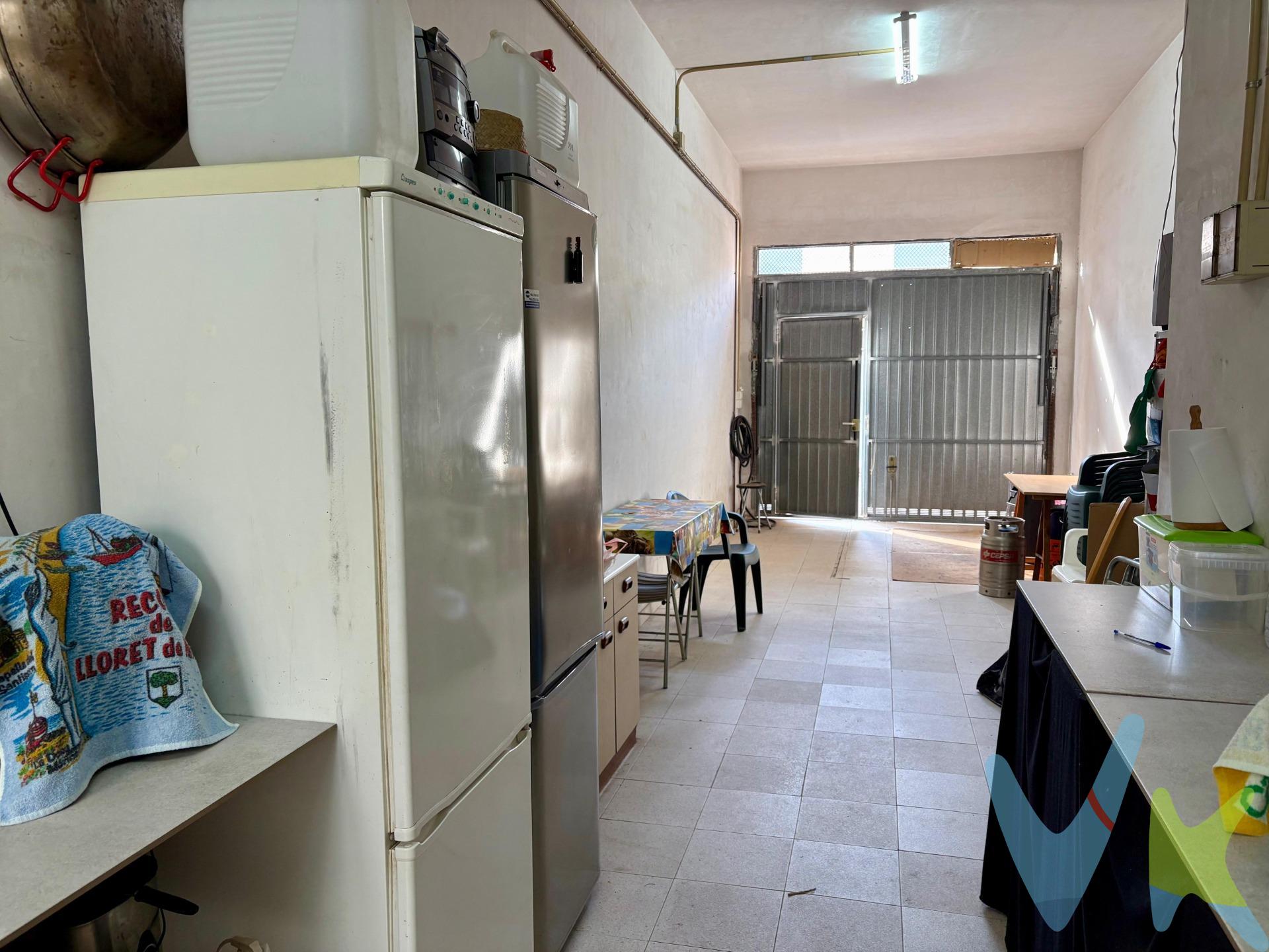 Oportunidad única de garaje en venta en Nules, con una superficie de 33 m² que ofrece mucho más que un simple espacio de aparcamiento. Su amplitud permite un uso cómodo y práctico, tanto para vehículo como para zona de apoyo o almacenaje. El garaje dispone de un banco con fregadero y espacio de almacenamiento, ideal para pequeñas tareas, limpieza o como punto de apoyo, aportando un extra de funcionalidad poco habitual en este tipo de inmuebles. Al fondo del espacio se encuentra una salida directa a un patio privado de 10m², que incluye un trastero de 8m², perfecto para guardar todo tipo de objetos, herramientas o material de temporada, manteniendo el área principal siempre ordenada. Una propiedad versátil y bien aprovechada, ideal para quienes buscan espacio, comodidad y soluciones de almacenaje en Nules. Una propiedad diferente, con espacio extra y múltiples posibilidades. No dejes pasar esta oportunidad única en Nules. ¡Ven a verlo y descubre todo su potencial!. Los Impuestos, gastos de notaría, registro de la propiedad y honorarios de inmobiliaria no incluidos en el precio publicado. INMUEBLE CERTIFICADO DESDE ASICVAL (Asoc. Inmobiliarias Com. Valenciana) POR CASATUYA (Agente Certificador Homologado). El activo se encuentra en Nules población costera de 13.000 habitantes. Nules se encuentra muy bien comunicada y ubicada a poca distancia de las dos capitales de provincia, a 18 Km de Castellón de la Plana ya 55 Km. de Valencia. Con fácil accesibilidad a la vías: CV-10, la nacional 340, la autopista AP-7 y la CV-18. Además, se puede acceder por carreteras secundarias que unen la ciudad con las localidades vecinas. Ferrocarril: es un acceso cómodo tanto desde Valencia como desde Castellón, ya que la estación de RENFE se encuentra ubicada en el centro de la ciudad. Servicios de transporte: frente a la estación de ferrocarril, Nules dispone de servicios de taxi y de autobús urbano.