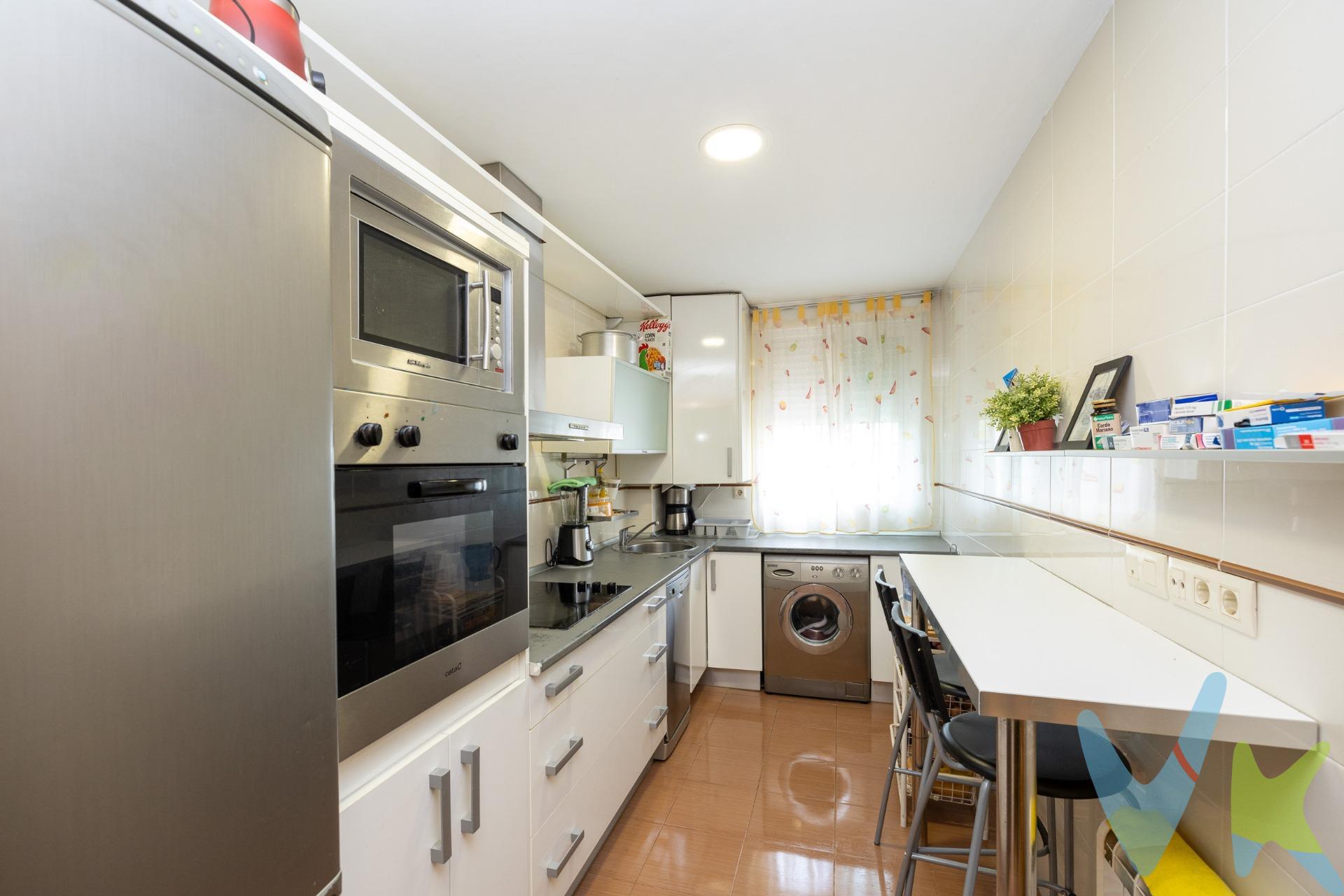 ¡Bienvenido a tu nuevo hogar junto a la naturaleza! Este encantador piso ubicado en un entorno natural, te brinda la tranquilidad y la frescura del aire puro, mientras disfrutas de la comodidad de estar rodeado de todos los servicios que ofrece uno de los pueblos con mayor crecimiento y proyección de la provincia, Cájar. El piso cuenta con tres amplios dormitorios, uno de ellos con acceso a pequeño patio privado; baño completo y aseo así como gran salón agradablemente luminoso y cocina completamente amueblada y equipada. Cada rincón de este hogar emana calidez y confort. Como toque adicional, dispone de cochera en el mismo edificio con acceso directo a través de sus dos ascensores. Además de su entorno natural, este piso está rodeado de comodidades que hacen que la vida sea más fácil y placentera. ¿Tienes hijos o eres aficionado al deporte? Justo al lado, encontrarás un polideportivo donde puedes disfrutar de actividades como fútbol, pádel, baloncesto, atletismo, petanca, .. ¿Te encanta dar paseos al aire libre o llevar a tus hijos a jugar? Los parques cercanos son el lugar perfecto para relajarte y divertirte. La conveniencia también está garantizada con la proximidad a colegios, lo que hace que este piso sea ideal para familias. La vivienda se encuentra alquilada. ¡No pierdas la oportunidad de hacer de este piso tu nuevo hogar!. Ref. N331. * El PVP indicado no incluye impuestos ni gastos de Escritura. * Honorarios agencia no incluidos. * Las superficies expresadas en esta página tienen carácter descriptivo y son aproximadas. * Los precios pueden ser susceptibles de modificación sin previo aviso. * Esta propiedad se vende parcialmente amueblada. 