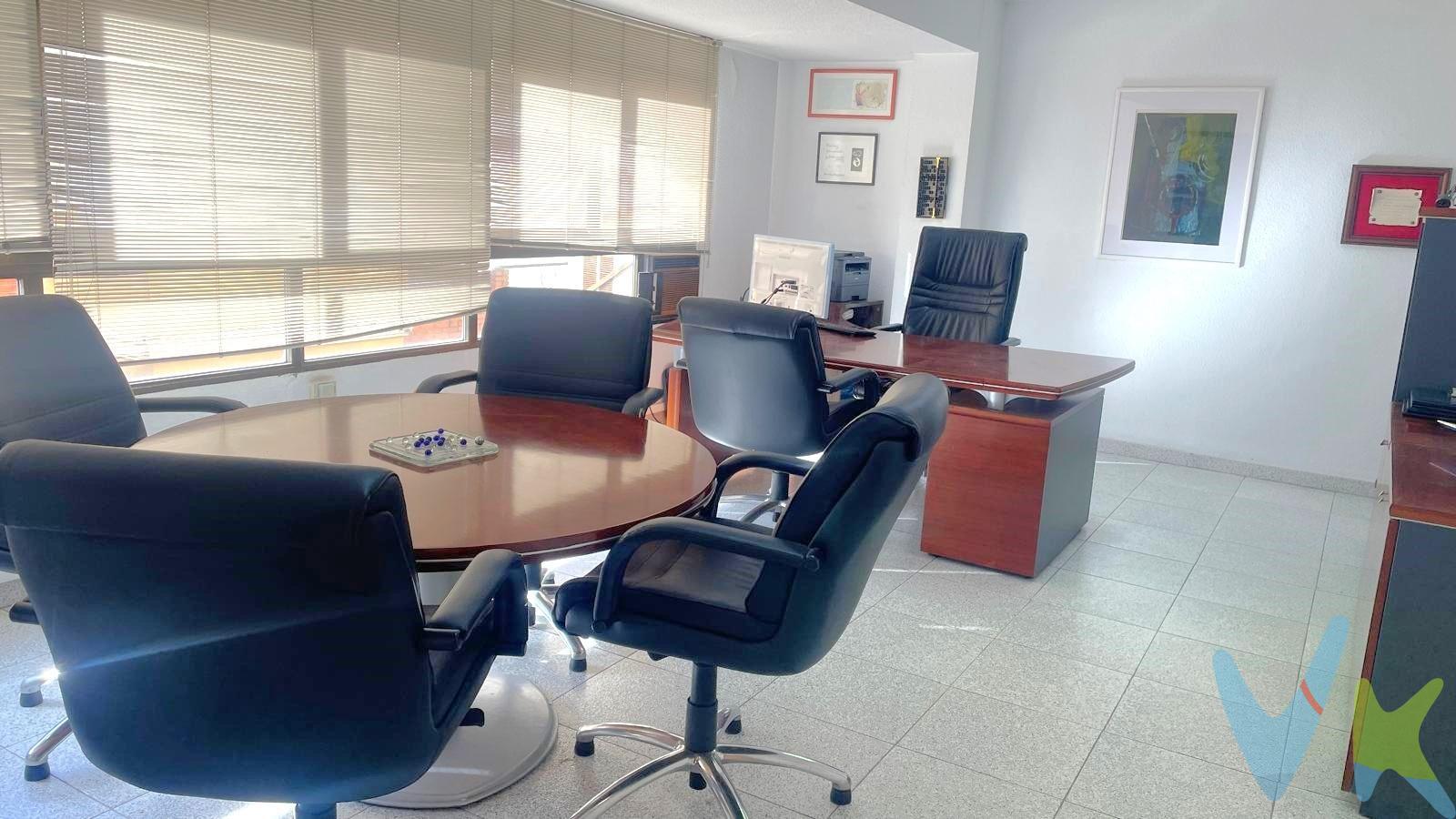 Características del Inmueble:. 	•	Superficie: 285 m² construidos. 	•	Uso: Destinado a oficinas con licencia de actividad en vigor. 	•	Ubicación: Zona centro de Castellón, en un edificio de tres plantas. 	•	Planta: Segunda planta con ascensor. 	•	Distribución:. 	•	Varios despachos con diversas medidas. 	•	Archivadores y espacios destinados al almacenamiento. 	•	Sala de espera. 	•	Distribución adaptable a diferentes necesidades profesionales. 	•	Entorno:. 	•	A pie de calle se encuentra el Colegio Oficial de graduados sociales. 	•	Zona estratégica en el centro de la ciudad, con fácil acceso y servicios cercanos. Este tipo de inmueble es ideal para bufetes, consultorías, empresas de servicios o cualquier negocio que necesite un espacio céntrico y funcional. ¿Quieres visitarlo? Pues no tardes.