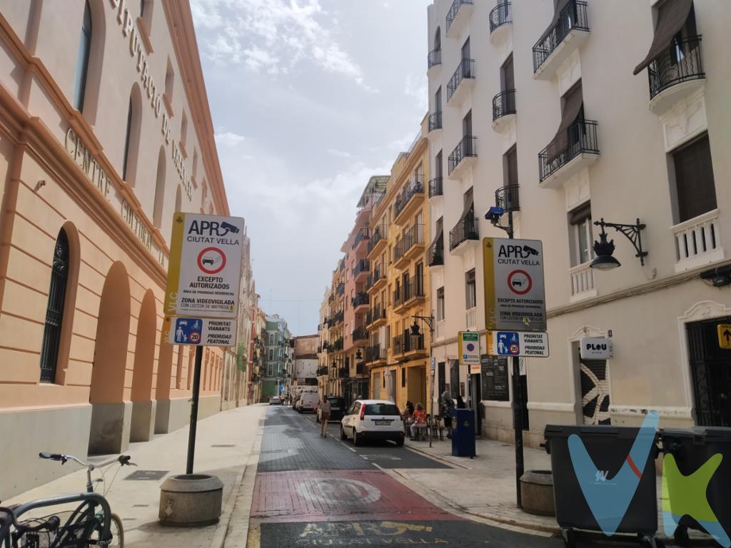 En la calle Corona, cerca de las sedes de la Universidad Católica, se vende plaza para coche grande en uno de los garajes más cómodos y espaciosos de la zona. Con fácil maniobra, tanto desde la calle como dentro del propio garaje, esta plaza le evitará la incomodidad de buscar aparacamiento en pleno centro. El garaje está bien mantenido y cuenta con rampa ancha y puerta con mando a distancia. Si desea probarla, no lo dude: llámenos, le atenderemos con mucho gusto. *El precio del inmueble no incluye los honorarios de la agencia, que ascienden al 1.500  más su IVA correspondiente, ni los gastos de Notaría y Registro de la Propiedad (que están sujetos a aranceles y varían dependiendo del precio de escrituración), ni los impuestos (que en la Comunidad Valenciana varían dependiendo del precio del inmueble y de las características personales del comprador).*Este anuncio tiene carácter meramente informativo.De haber un plano, este será puramente orientativo y no vinculante.