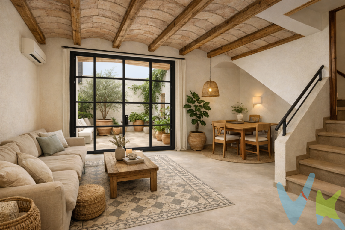 En el corazón de Foios, a tan solo unos minutos de Valencia, se encuentra esta auténtica casa de pueblo construida en 1887, una propiedad con historia, carácter y el potencial necesario para convertirse en una vivienda verdaderamente excepcional. Con 238 m² construidos según catastro, distribuidos en 70 m² de vivienda y 109 m² adicionales (almacén), sobre parcela de 138 m², la vivienda conserva la esencia de la arquitectura tradicional valenciana, con espacios amplios, techos altos, vigas de madera y estancias llenas de personalidad. Distribuida en varias plantas, la casa ofrece múltiples posibilidades de redistribución y diseño, permitiendo crear una vivienda contemporánea respetando su identidad original. La planta baja se abre hacia un agradable patio privado, un espacio ideal para crear una zona exterior íntima donde la luz y la vegetación se conviertan en protagonistas. Las plantas superiores albergan amplios espacios con gran altura y estructura original, perfectos para configurar dormitorios, zonas de trabajo, estudio o áreas de descanso, así como una terraza que añade un valor diferencial a la vivienda. Su volumetría, dimensiones y configuración la convierten en una propiedad ideal tanto para vivienda familiar como para un proyecto de reforma de alto nivel.Una casa con alma, lista para ser reinterpretadaEsta vivienda ofrece la oportunidad de crear un hogar único, combinando materiales naturales, arquitectura tradicional y diseño contemporáneo. *Algunas de las imágenes publicadas incluyen renders realizados a partir de fotografías reales de la vivienda, creados con el objetivo de ayudar a visualizar el potencial del inmueble tras una posible reforma. Estas imágenes son orientativas y no tienen carácter contractual.¡¡¡Si te interesa tener más información sobre el inmueble o quieres visitarla, no dudes en contactarnos!!!Agencia Registrada con el Nº 89 en el Registro Obligatorio de Agentes Inmobiliarios de la Comunitat Valenciana. Puede consultar en la web de la GVA.La oferta está sujeta a cambios de precio o retirada del mercado sin previo aviso. Este anuncio en su conjunto, incluyendo textos, fotos, imágenes o cualquier otro contenido del mismo, no es vinculante dado que la información es ofrecida por terceros y puede contener errores. Se muestra a título informativo y no contractual. El precio no incluye lo siguiente: Honorarios de la agencia inmobiliaria del 3% más iva, impuestos ( ITP) y otros gastos de la Compraventa (notaria, gestoría y registro). Por mandato expreso del propietario, comercializamos este inmueble en exclusiva, lo que le garantiza el acceso a toda la información, a un servicio de calidad, un trato fácil, sencillo y sin interferencias de terceros. Por este motivo, se ruega no molestar al propietario, a los ocupantes de la propiedad o a los vecinos. Muchas gracias por su comprensión. Si usted es agente inmobiliario y tiene un cliente para este inmueble, llámenos: estaremos encantados de colaborar. 