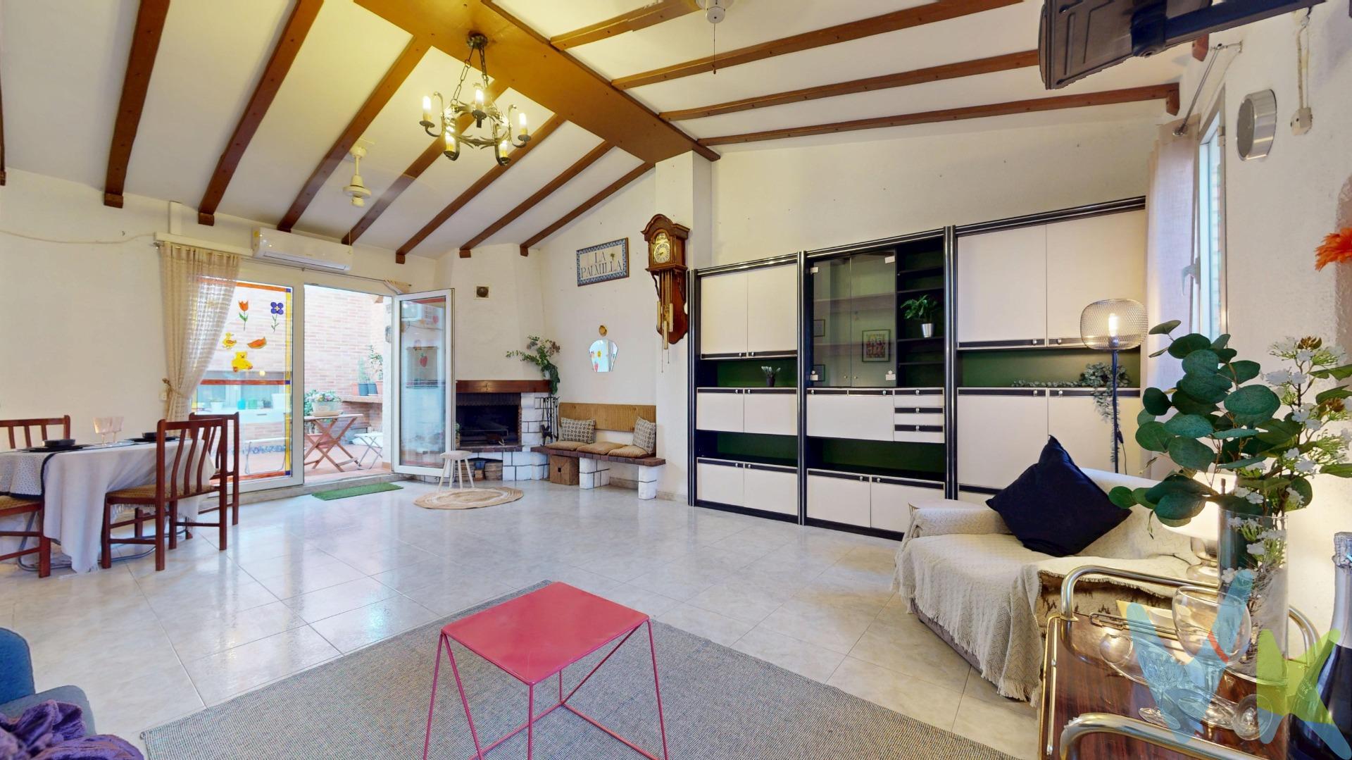 En calle Jesús y María, si buscas una vivienda diferente, con personalidad y espacios que invitan a disfrutar, esta casa en el barrio de San Gregorio puede ser justo lo que estás buscando. ✨. La casa se distribuye en un amplio y acogedor salón, protagonista de la vivienda, con preciosos techos que aportan calidez y un aire único. Desde el salón tenemos acceso directo a una maravillosa terraza, un auténtico desahogo donde disfrutar del aire libre, crear tu propio rincón de relax o compartir buenos momentos con familia y amigos. 🌿☀️. Cuenta además con cocina, baño con ventana, un dormitorio y un espacio adicional especialmente versátil que podrás adaptar a tus necesidades: despacho, taller, zona de trabajo, almacén, habitación auxiliar.. ¡tú decides! 🛠️💻 Fachada de ladrillo caravista. Una vivienda ideal para quienes valoran la tranquilidad de un barrio y la comodidad de tener buenas conexiones. 🚗 Fácil acceso a la Z-40. 🚌 Buena comunicación mediante autobús con la ciudad. Ven a descubrirla y empieza a imaginar cómo sería vivir aquí. ❤️