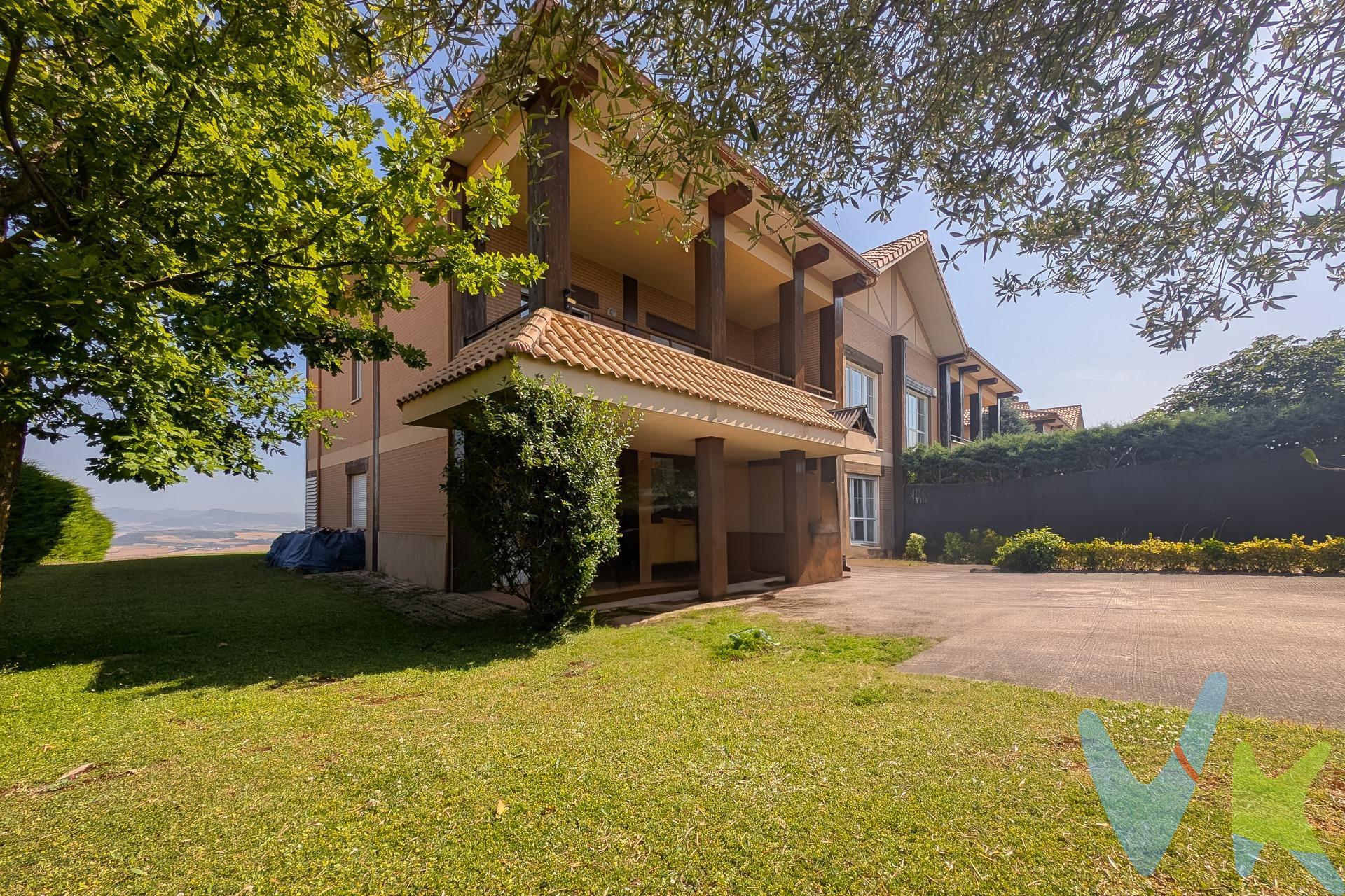 Se vende este Espectacular chalet adosado en esquina ubicado en Zariquiegui, con una superficie construida de 380 m² (362 m² útiles) y asentado sobre una parcela de 842 m². Una vivienda amplia, luminosa y perfecta para disfrutar de la tranquilidad sin renunciar a la cercanía de la ciudad. - Distribución:. Planta baja:. Amplio garaje de 32 m². Cocina independiente de 11 m² con despensa de 3,25 m². Gran salón con chimenea de 36 m². Comedor independiente de 11,60 m². Dormitorio de 11,60 m². Aseo de cortesía. Terraza acristalada ideal para disfrutar durante todo el año. Primera planta:. Dormitorio principal de 16,50 m² con baño en suite (con bañera), vestidor de casi 6 m² y acceso a terraza de 10 m². Dos dormitorios adicionales de 12,10 m² y 11,80 m². Baño completo con bañera. Amplio despacho de 23,50 m², ideal para teletrabajo o zona de estudio. Ático:. Espacio diáfano de 115 m², completamente acondicionado, con ventanas Velux. Perfecto como zona de juegos, gimnasio, estudio o sala polivalente. - Características adicionales:. Calefacción y agua caliente mediante caldera individual de gas ciudad. Amplio jardín privado, ideal para disfrutar con familia y amigos. Vivienda en excelente estado, lista para entrar a vivir. Una oportunidad única para quienes buscan amplitud, privacidad y calidad de vida en un entorno natural, con todos los servicios de Pamplona a tan solo unos minutos. ¿Quieres realizar una visita? ¡Llámanos y te lo enseñamos encantados!. (Los datos proporcionados son meramente informativos y no tienen valor contractual. El precio de venta indicado no incluye impuestos ni gastos de transmisión). 