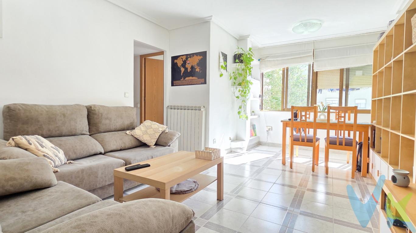 PISO EN VENTA COSLADA - MADRID RK IGLESIAS INMOBILIARIA presenta  este inmueble, situado en la planta 2 de un edificio construido en 1987 sin ascensor. La fachada del edificio actualmente es ventilada ya que se realizo la obra para su mejora  en el año 2021. Con una superficie de 64 metros cuadrados construidos y 61 metros útiles, este piso ha sido diseñado pensando en tu máxima comodidad. Dotado de dos  habitaciones, salón- comedor- cocina, baño completo con plato de ducha. La ubicación no podría ser más conveniente. La proximidad a diversas opciones de transporte, como el tren, el metro y varias líneas de autobús, garantizan que moverse por la ciudad y sus alrededores será una tarea sencilla. Además, su conectividad te permitirá estar siempre bien comunicado con el resto de la capital, ya sea por razones laborales o de ocio.El inmueble se encuentra totalmente equipado. Actualmente el inmueble tiene inquilinos hasta noviembre del 2026.Se encuentra en perfecto estado de conservación. PRECIO DE VENTA SIN GASTOS NI IMPUESTOS INCLUIDOS: El precio de venta no incluye gastos de notaría, registro de la propiedad, gestoría, ni el Impuesto de Transmisiones Patrimoniales (ITP) o el IVA/AJD. HONORARIOS: El precio de venta no incluye los honorarios que se devengan a cargo del cliente comprador por la prestación de servicios de asesoramiento y gestión. El importe asciende al 2%, con un mínimo de 2.000 EUR, del Precio de Venta (IVA no incluido). Dichos honorarios deberán ser abonados a la firma de la escritura pública.  ¡ Oportunidad ideal  para invertir ! No dudes en pedir mas información. RK IGLESIAS INMOBILIARIA 687 71 75 64 