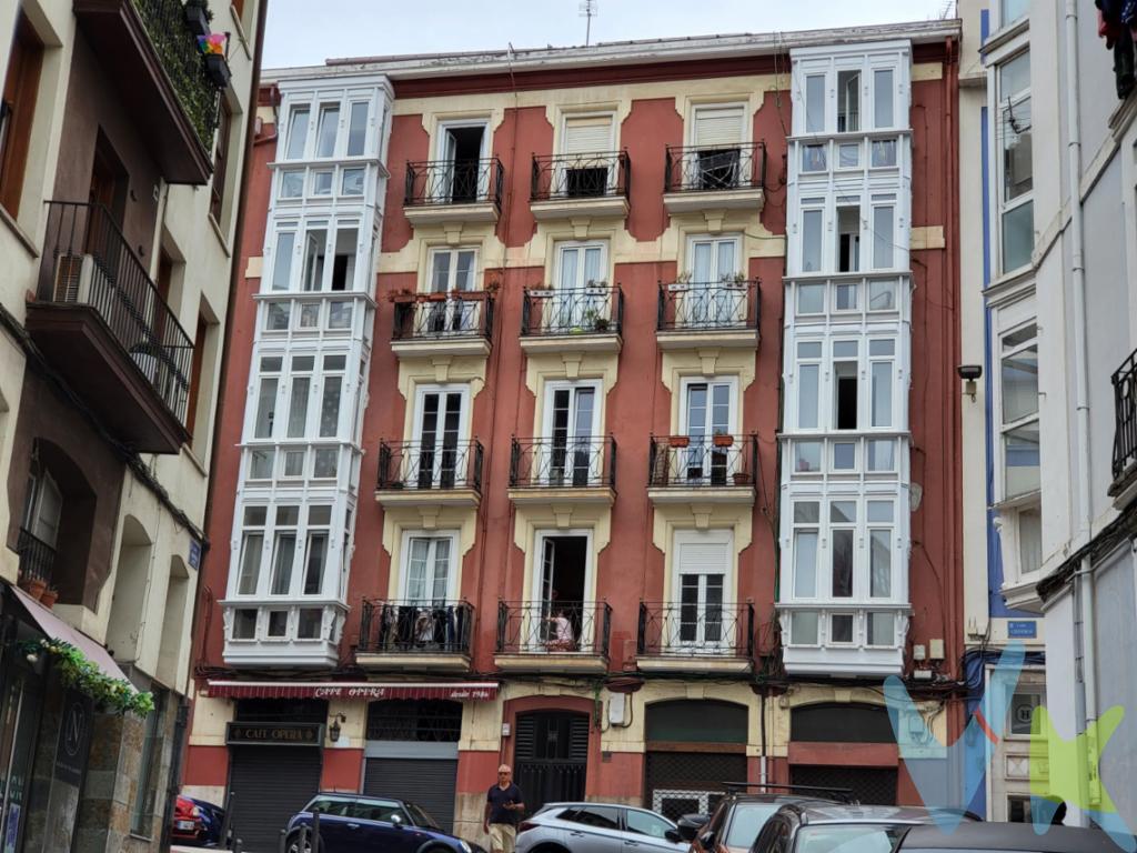 Piso completamente reformado en el centro de Santander.Al ser un piso en un edificio antiguo cuenta con unos techos altos que le dan un toque señorial.Cuenta con 3 habitaciones (una en suite) 2 baños., cocina y un mirador y un balcón. La vivienda completamente reformada, con un nivel de acabados alto y una intervención de interiorismo cuidada, claramente por encima de una reforma convencional. La actuación consigue modernizar el inmueble manteniendo e integrando elementos originales, especialmente las vigas y pilares de madera vistos, que aportan carácter y singularidad.La zona de día constituye uno de sus principales atractivos. El salón es amplio, luminoso y visualmente abierto, con diferentes ambientes conectados y una buena sensación de profundidad. Destacan el gran vano enmarcado en madera, la librería realizada a medida y el frente de televisión integrado, con iluminación LED indirecta, además de una iluminación general bien estudiada. El pavimento continuo de madera contribuye a unificar los espacios y aumentar la sensación de amplitud.El comedor se encuentra comunicado directamente con la cocina, manteniendo cierta independencia entre ambas estancias. La cocina presenta un diseño contemporáneo, con mobiliario blanco de líneas limpias, abundante capacidad de almacenamiento, encimeras oscuras y una distribución funcional. El revestimiento geométrico en blanco y negro aporta personalidad y contrasta con el carácter más neutro del resto de la vivienda.También resulta especialmente interesante la relación del salón con el exterior, mediante huecos de buena dimensión, balcón y una pequeña galería acristalada, que proporcionan iluminación natural, vistas urbanas y espacios adicionales aprovechables.La entrada dispone de un recibidor amplio, armarios empotrados de gran capacidad y una distribución cómoda hacia las distintas dependencias, evitando la sensación habitual de pasillo estrecho. El ascensor desembarca prácticamente junto a la puerta de la vivienda, circunstancia que mejora notablemente la accesibilidad y la percepción de categoría y privacidad.En términos generales, puede definirse como una reforma integral de nivel alto, con proyecto de interiorismo, soluciones realizadas a medida y una acertada combinación de elementos contemporáneos y originales. Sin conocer las especificaciones técnicas y marcas empleadas no sería adecuado calificarla como una reforma de lujo, pero visualmente se sitúa claramente en un segmento superior al estándar.Desde el punto de vista comercial, todo ello supone un factor de diferenciación y una prima de valor frente a viviendas equivalentes sin reformar o con reformas convencionales. No se trata únicamente del coste de las obras realizadas, sino del valor añadido que representa para el comprador disponer de una vivienda terminada, coherente estéticamente, funcional y lista para entrar a vivir, características que favorecen tanto su posicionamiento como su capacidad de comercialización.  