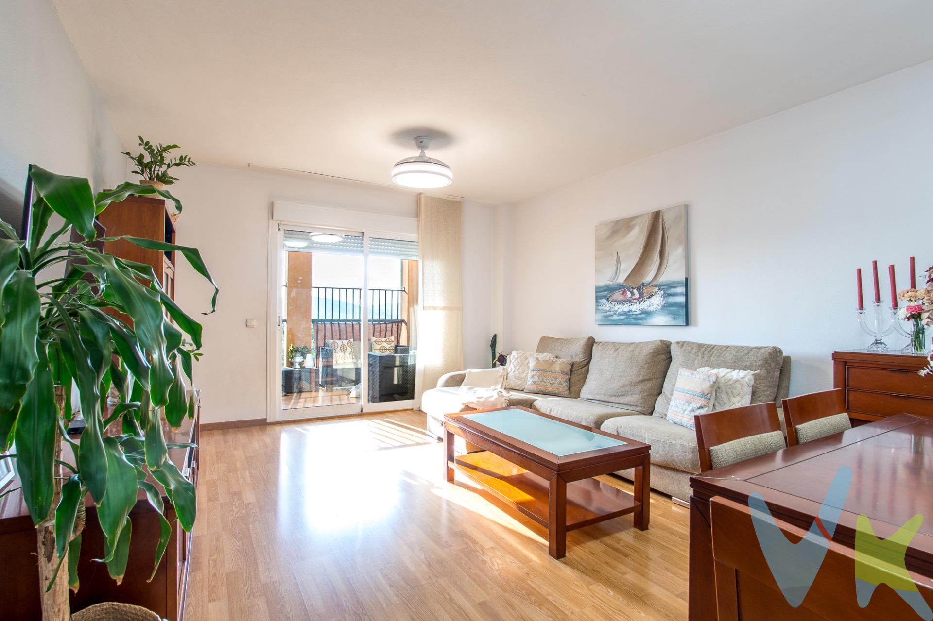 Crea el hogar que siempre has soñado en este Ático de ensueño en Altorreal, listo para entrar a vivir, en el exclusivo residencial Las Terrazas. Ideal para quienes buscan amplitud, luz, privacidad y zonas comunes para disfrutar en familia. Descripción general. Este luminoso ático de 4 dormitorios se sitúa en una de las urbanizaciones más demandadas de Altorreal, dentro del residencial Las Terrazas, conocido por su tranquilidad, buen vecindario y completas zonas comunes.  . La vivienda está lista para entrar a vivir, cuidada al detalle y pensada para disfrutar tanto del interior como de sus magníficas terrazas. Distribución de la vivienda. •	4 dormitorios de buen tamaño, con espacio para cama doble o juvenil, zona de estudio y almacenaje. •	Salón-comedor muy amplio y luminoso, con acceso directo a la terraza principal, perfecto para reuniones y vida diaria. •	Cocina independiente con buen espacio de encimera y almacenamiento, comunicada con la zona de día para mayor comodidad. •	2 baños completos (uno de ellos, ideal como baño principal junto al dormitorio principal). •	Vivienda muy cómoda, en una sola planta, con una distribución práctica y sin pasillos interminables. Terrazas que marcan la diferencia. •	Terraza cubierta a nivel de vivienda: en la misma planta donde se distribuye el piso, ideal como segundo salón, zona chill out o comedor de verano, utilizable durante todo el año gracias a su cubierta. •	Espectacular terraza en azotea: un espacio privado de gran tamaño, con pérgola, perfecto para tomar el sol, montar una zona chill out, barbacoa, gimnasio exterior o simplemente disfrutar de las vistas y la tranquilidad de Altorreal. •	La combinación de ambas terrazas convierte este ático en una vivienda única para quienes disfrutan de la vida al aire libre sin renunciar a la comodidad del hogar. Zonas comunes y equipamientos. •	Piscina comunitaria rodeada de zonas verdes, ideal para los meses de verano. •	Parque infantil dentro del residencial, para que los más pequeños jueguen con total seguridad. •	Pista de pádel, perfecta para mantener un estilo de vida activo sin salir de casa. •	Salón social para eventos, celebraciones y reuniones comunitarias o familiares. •	Plaza de garaje incluida, para aparcar con total comodidad. •	Trastero, muy útil para almacenar maletas, bicis, decoración de temporada o todo aquello que no quieres tener en casa. Para quién es este ático. •	Familias que buscan espacio, 4 dormitorios y zonas comunes completas para que los niños disfruten. •	Parejas que teletrabajan y necesitan varios ambientes: despacho, gimnasio, zona exterior amplia. •	Amantes de las terrazas, que valoran tener diferentes espacios exteriores (cubierto y en azotea) para disfrutar todo el año.