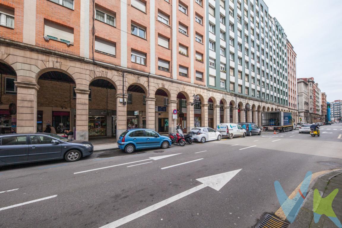 VENTA. Amplio Piso  en Marques de San Esteban, al lado de la Playa de Poniente y cercano  ala Playa de San Lorenzo. La calle Corrida ( calle mas céntrica de Gijón) se encuentra  a pocos metros al igual que el Puerto Deportivo y Jardines es de la Reina por lo que el inmueble dispone de una EXCELENTE UBICACION.El Edificio en el que se encuentra la vivienda dispone de  DOS ASCENSORES. La vivienda esta distribuida en  3 habitaciones, amplio salón, cocina y baño. buena distribución, el estado esta bien conservado: suelos de tarima y parquet, ventanas de aluminio lacadas en bronce con rotura de puente termico (dos de ellas oscilobatientes),..... CALEFACCION de gas ciudad. Tres hueco son exteriores a Marque de San Esteban, soleado luminoso. Edificio sin barreras arquitectónicas, portal reformado. La vivienda se vende opcionalmente con una cómoda y amplia PLAZA DE GARAJE ubicada en el edificio de enfrente, como añadido para mayor comodidad y evitar problemas de aparcamiento en 40.000EUR Oportunidad única para vivir en una de las mejores zonas de Gijón.En el precio del inmueble no están incluidos los gastos de notaria registro e impuesto de trasmisiones.