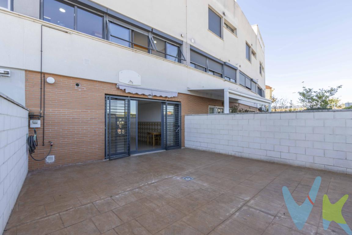 Si lo que màs valoras es la orientación y la luz natural , tienes que venir a ver este adosado.Además de tener unos grandes ventanales de pared a pared,  lo que le da a todas las estancia una luz espectacular , tienes la gran suerte de disfrutar de 3 terrazas , una en planta baja y dos mas en la ultima planta . Se distribuye de la siguiente manera : Planta Baja : Recibidor , que comunica con escalera a primera planta , garaje y un gran espacio para habilitarlo de salón , ya que tiene  una pequeña cocina y un baño , esta estancia es muy polivalente puedes darle la utilidad que mas necesites. A continuación y en la misma planta tienes una gran  terraza  de unos 40m con salida a la parte de atrás , donde tienes la opción de poner una piscina como han hecho muchos vecinos de la zona.Primera Planta: Un salón comedor muy luminoso , con grandes ventanales , un aseo , una cocina con gran espacio para poder poner una mesa. Segunda planta : dos habitaciones , con armarios empotrados , y la habitación  principal con un vestidor , un baño completo con bañera , en la planta y un armario vestidor que hicieron los propietarios aprovechando la zona de la escalera.  Ultima planta : 2 grandes terrazas , con una zona de lavandería .El gran potencial de esta vivienda , además de su situación , es la luminosidad y los grandes espacios , es una gran vivienda si necesitas espacio.Se accede a este pueblo desde Valencia, tomando la V-21, la V-23 y la N-340 para, de esta manera, acceder a la CV-317 .En el término municipal de Canet de Berenguer se encuentra también el núcleo de población de Playa de Canet, también denominado Rincón de Mar.Si no conoces la zona , ven a visitarla te encantaran sus playas y chiringuitos que quedan muy cerca de la vivienda , donde tendrás todo tipo de servicios , supermercados , tiendas , colegios , restaurantes y hoteles .Ven a visita esta vivienda te encantara , y comprobaras las ventajas de vivir en una zona tranquila , pídenos visita ¡¡¡¡¡