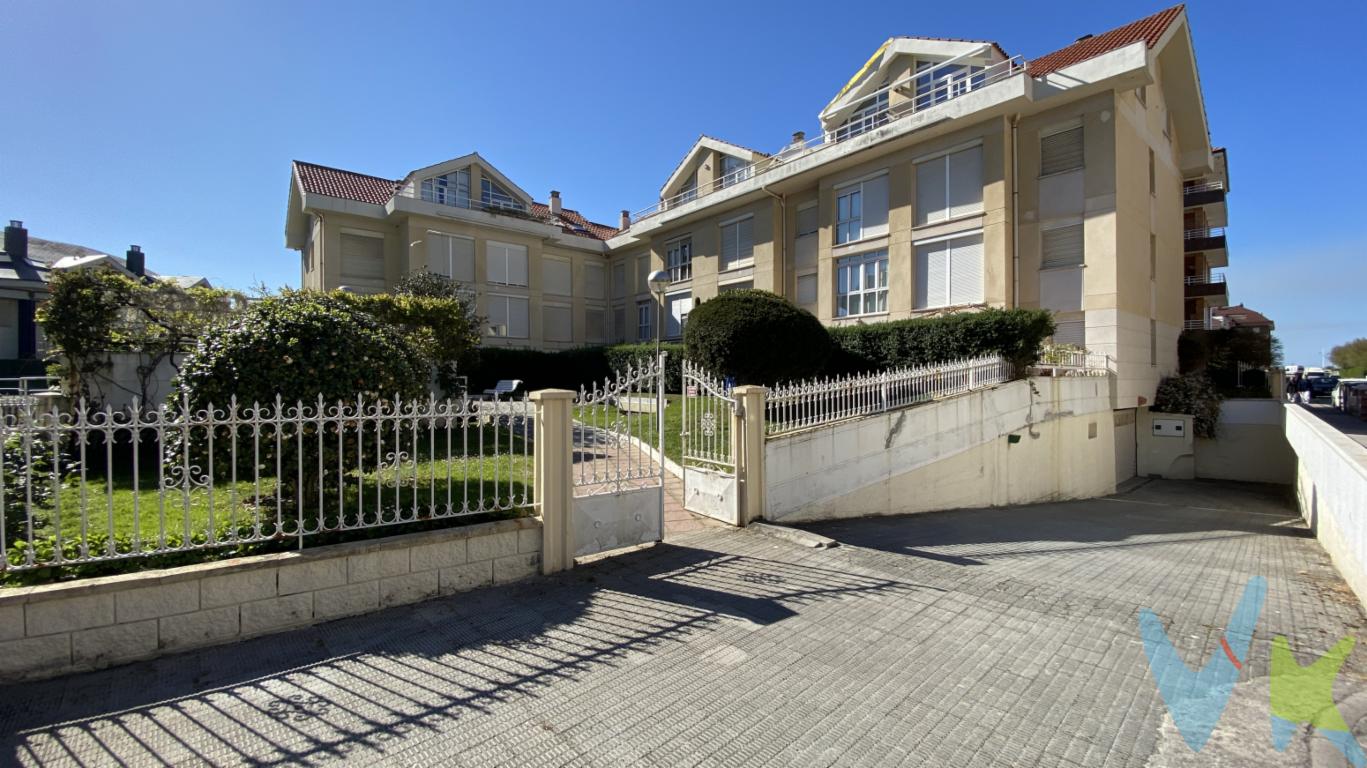 Queremos ofrecerte este coqueto apartamento situado a escasos metros a pie de la fantástica playa de Somo. Ubicado en urbanización privada y con zonas ajardinadas. Dispone de hall, salón con cocina americana, un cuarto de baño y un dormitorio. Pero esto no es todo, además incluye un espléndido garaje cerrado de más de 21 m2. Planta primera sin ascensor, ventanas de pvc y suelos de gres. No esperes más y solicítanos una visita.