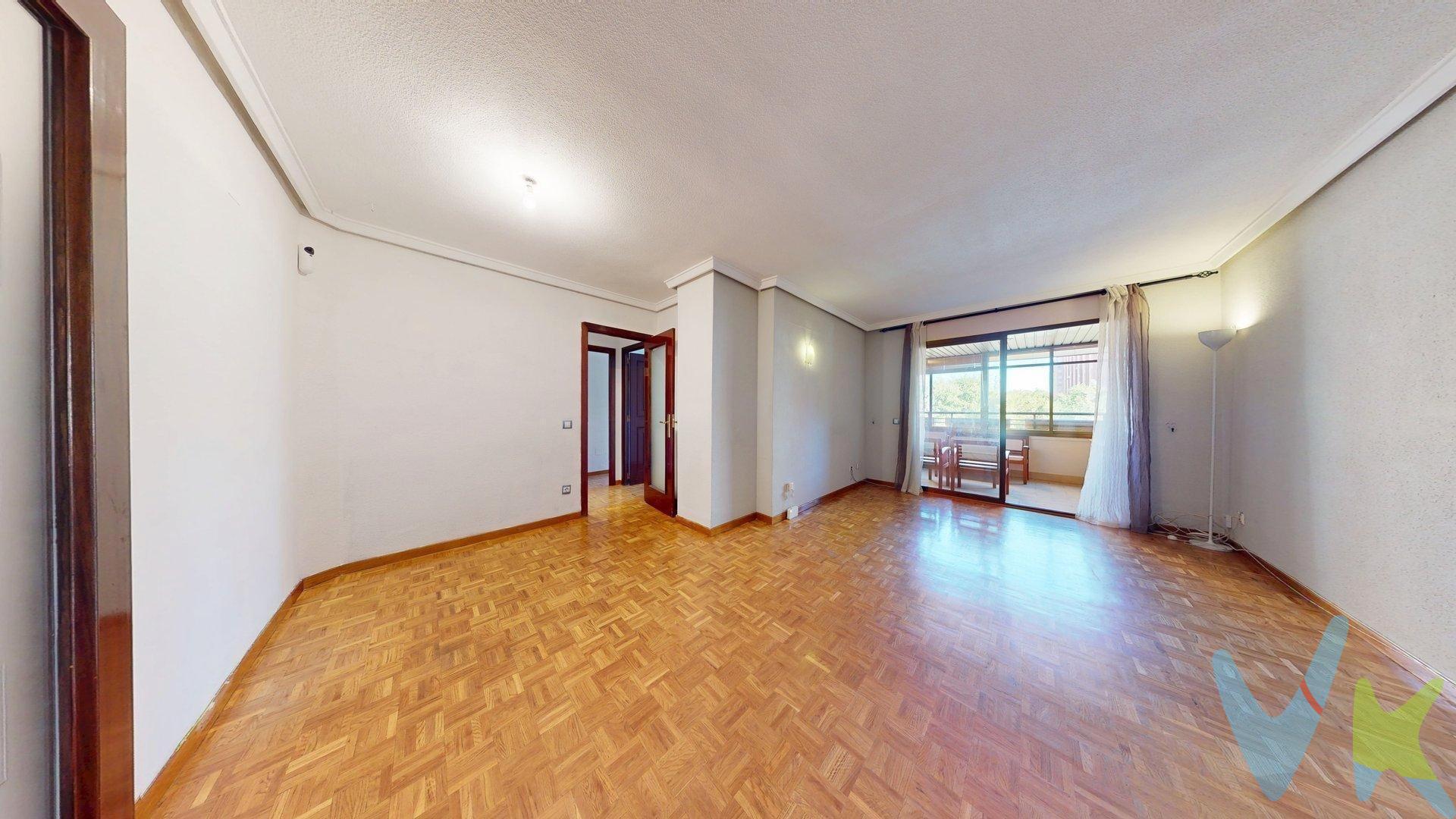 Vivienda situada en la finca más demandada de todo Palomeras Sureste, con mayor calidad de construcción y vecindario. Si quieres ganar en calidad de vida, tranquilidad y estar bien comunicado está es tu vivienda, no se lo piense más o perderá la gran oportunidad que estamos ofertando actualmente.Este espléndido piso puede ser tu nuevo hogar, ideal para vivir en familia, cuenta con un salón-comedor independiente con acceso a una amplia terraza con vistas a la calle, para salir del salón contamos con dos puertas, una de las cuales es doble y da a la entrada del piso y el pasillo distribuidor, la otra puerta conecta con el pasillo. La terraza que está conectada con el salón es grande y está acristalada. El inmueble está formado por 3 habitaciones de las cuales una es doble, con armario empotrado, una gran ventana que da al exterior y permite la entrada de la luz natural, además de contar con un baño  en suite con bañera con mámpara, bidé,  otro cuarto de baño con plato de ducha con mampara. Las dos habitaciones individuales cuentan con un armario empotrado, calefacción y una ventana exterior que permiten la entrada de luz natural, cocina independiente de grandes dimensiones con acceso al tendedero acristalado. Las calidades son las siguientes, suelos de parquet y gres, ventanas dobles de aluminio y pvc, puertas interiores de sapelli y exterior blindada, calefacción gas natural individual. El edificio consta de 2 ascensores, portero físico, accesibilidad para personas con movilidad reducida, exteriores de zonas comunes recientemente mejoradas, ITE favorable, próxima inspección 2029. El entorno cuenta con todo tipo de infraestructuras a nivel de transporte público, metro Alto Del Arenal línea 1 a 15 minutos de la Puerta Del Sol, varias líneas de autobuses, nº144, 54, 58, 143, 103, 57 y 142, centro de salud Federica Montseny con todo tipo de especialistas y rehabilitación, colegios, guarderías, centros lúdicos y deportivos, biblioteca, entidades bancarias, farmacias, supermercados Condis en la puerta y Ahorramas. No se la juegue con la compra más importante de tu vida,  30 años en la zona nos avalan. 