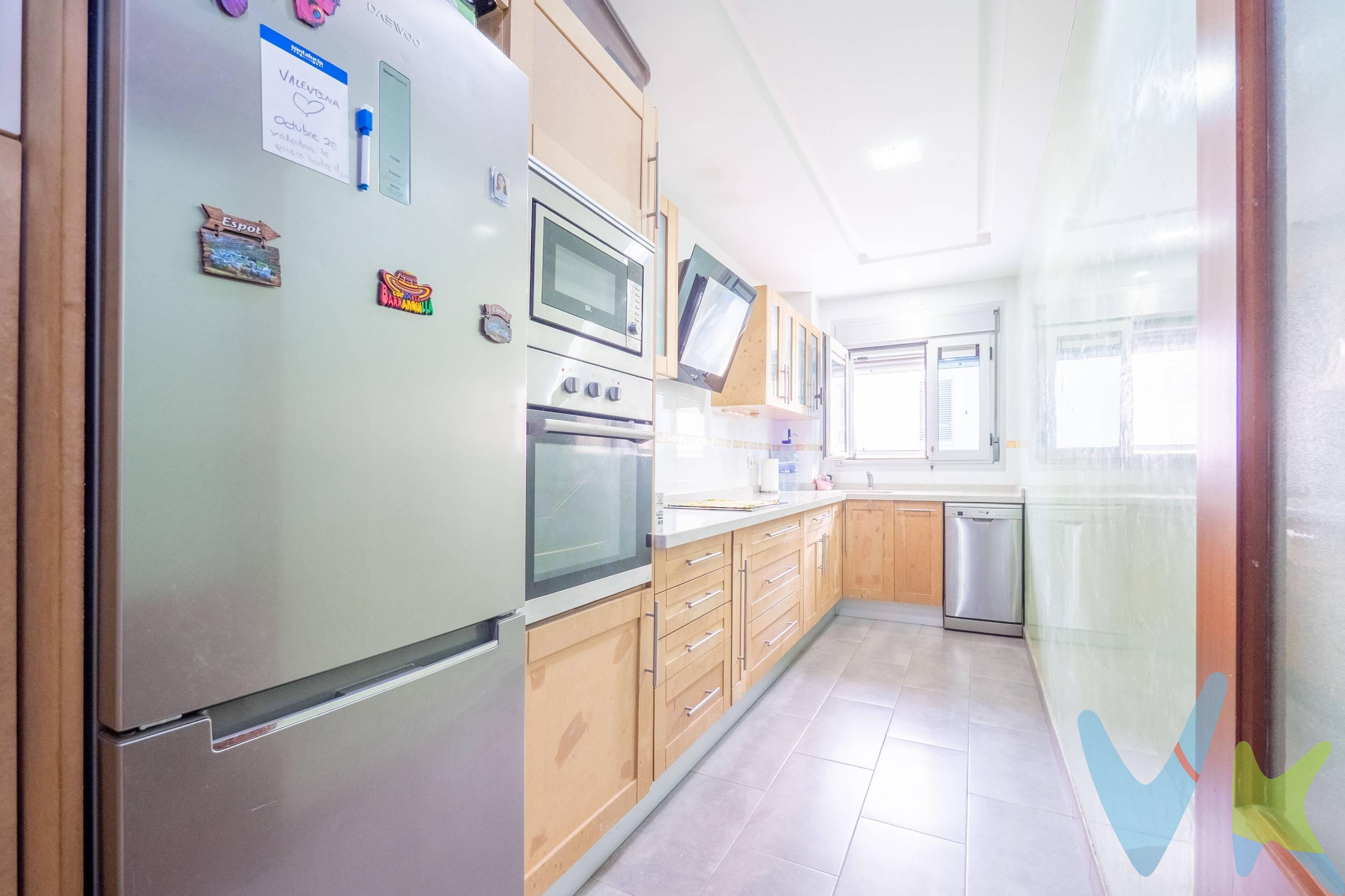 Esta vivienda está calificada como Vivienda de Protección Oficial (VPO), lo que implica que su transmisión está sujeta a la normativa vigente en materia de vivienda protegida. El comprador deberá cumplir con los requisitos legales establecidos para su adquisición y la operación deberá ser autorizada por el organismo competente. Te presentamos esta magnífica vivienda de 110 m² (90 útiles) situada en Ciudad del Campo, una de las zonas más tranquilas y bien comunicadas de Las Palmas de Gran Canaria. Su entorno residencial y familiar la convierte en el lugar perfecto para disfrutar de la comodidad sin renunciar a la cercanía con la ciudad. La vivienda, completamente reformada, destaca por su amplitud, luminosidad y acabados modernos. Dispone de tres habitaciones, dos baños, salón principal, cocina independiente y un vestidor funcional. Además, cuenta con plaza de garaje incluida. Sus falsos techos con iluminación domotizada crean ambientes cálidos y elegantes, pensados para el confort diario de toda la familia. Un hogar listo para entrar a vivir, donde cada detalle ha sido cuidado para ofrecer bienestar y calidad. 📞 Contacta con nosotros y descubre tu nuevo hogar en Ciudad del Campo, donde la tranquilidad y el diseño se unen en un espacio único.