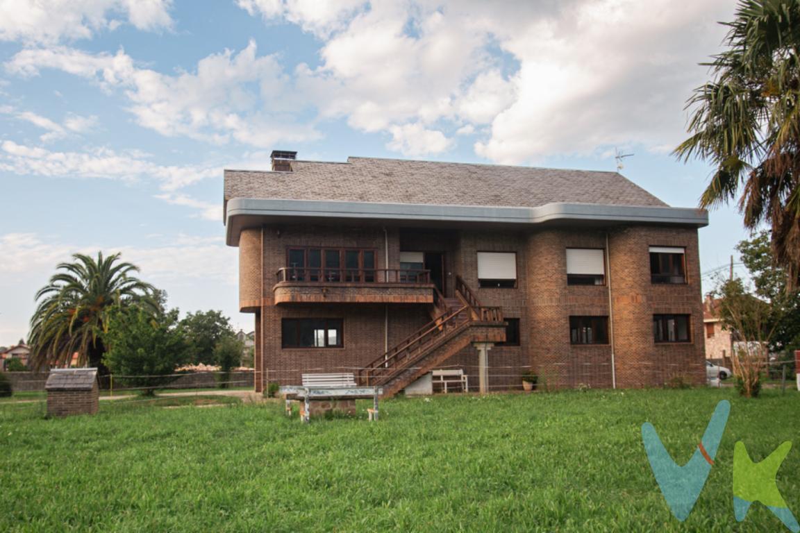 ¿Busca una gran casa próxima al núcleo urbano de Cabezón de la Sal donde vivir o desarrollar su negocio?. En una parcela urbana de 1.500 m2 se encuentra esta fantástica propiedad de unos 500m2 construidos, distribuidos en planta baja destinada a garaje de 167 m2 y  3,5 metros de altura.  Escalera exterior con acceso directo a la vivienda.En la primera planta se encuentran sus 5 habitaciones, salón-comedor, cocina, dos baños y terraza. Infinitas posibilidades con167m2 en la planta bajocubierta, que tambien dispone de balcón, desde donde disfrutar de sus increíbles vistas a la sierra  de Ibio y a la sierra del Escudo de Cabuérniga con el Alto de San Ciprián.Situada cercana al Parque de Santa Lucia donde disfrutar de su campa y como no de las aguas del río Saja. Ideal también como punto de partida de diversa rutas a pie o en bicicleta. La prueba ciclista de \"Los 10000 del Soplao\" incluye a Santibáñez dentro de su recorrido. A 5 minutos de Cabezón de la Sal y con acceso cercano a la autovía A8. 