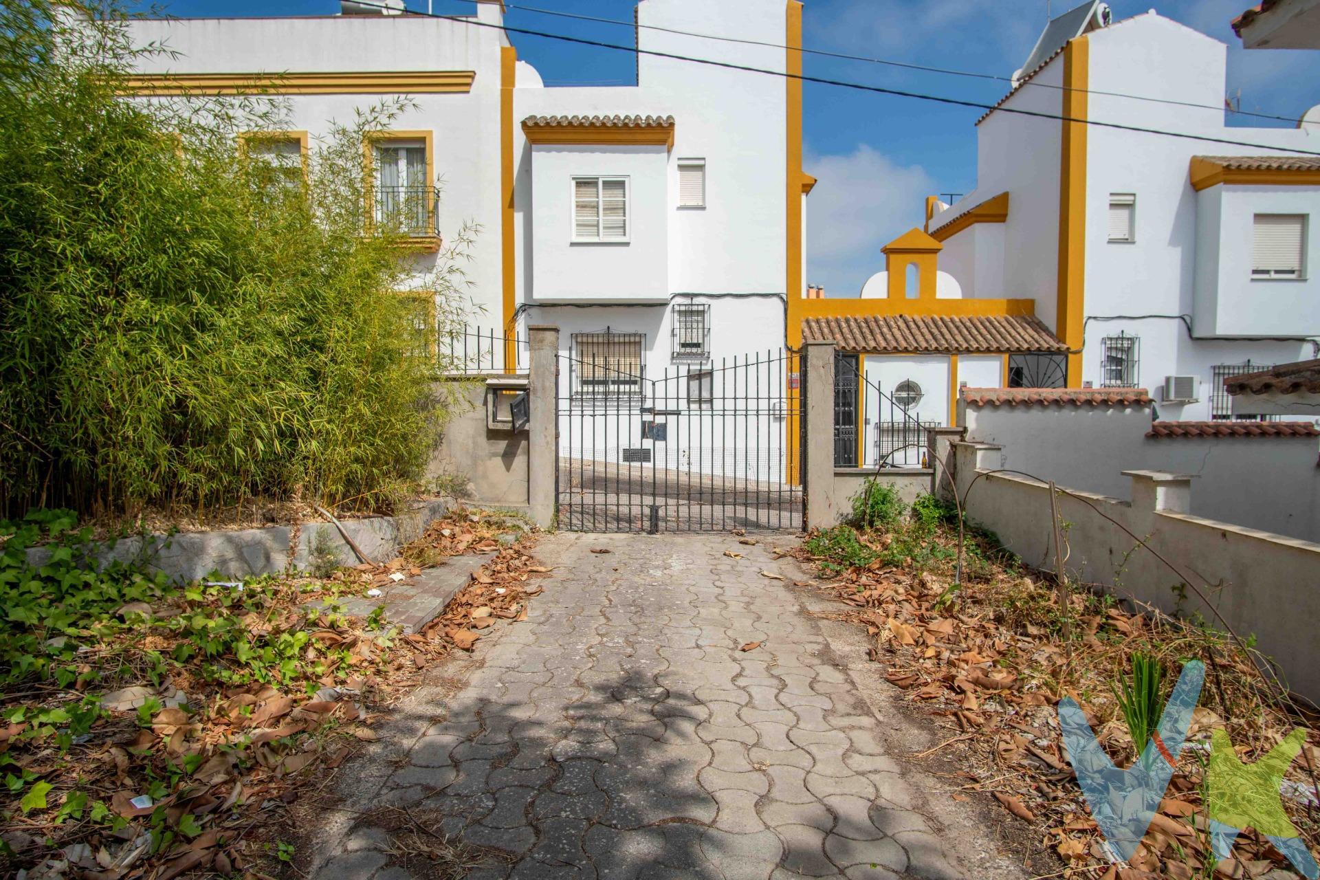 ¿Te imaginas tener un auténtico oasis privado en pleno centro de San Fernando?. Hay lugares que, nada más entrar, te hacen parar. Abres el portón, respiras el aire y sientes silencio: solo el rumor de las copas altas y la ciudad a tus pies. Aquí, en la parte más alta de San Fernando —a un paso del Real Observatorio y del Parque Almirante Laulhé— te espera una gran finca urbana para proyectar la casa que siempre imaginaste: amplia, luminosa, con jardín de verdad y privacidad de calle tranquila sin salida. Pues existe, y está aquí, en la tranquila calle Benito Cellier. Hablamos de una parcela enorme de 1.500 m², algo prácticamente imposible de encontrar en la ciudad, rodeada de la calma de una calle sin salida y, a la vez, a pocos pasos de todo: el Parque Almirante Laulhé, comercios, colegios, restaurantes y el bullicio alegre de la vida isleña. Sobre ella descansa una casa de unos 200 m² que podrás reformar integralmente a tu gusto o, si prefieres, levantar desde cero el proyecto de tus sueños:. como una villa contemporánea con piscina y jardín, varias viviendas familiares (sujeto a la normativa) o ese gran hogar en el que siempre soñaste crecer, celebrar y vivir. ✨ Lo mágico de esta finca es que combina ubicación céntrica con espacio, luz y privacidad. Aquí puedes escuchar las campanas de la Iglesia Mayor mientras disfrutas de una copa en tu porche, sentir la brisa del Cerro en tu propio jardín y al mismo tiempo tenerlo todo a mano sin necesidad de coche. En San Fernando casi nunca aparece una oportunidad así:. un terreno urbano tan grande, en una zona tranquila, a dos minutos de todo. 👉 Si buscas exclusividad, metros y ubicación inmejorable, este es el lugar. Ven a verlo y empieza a imaginar la vida que podrías crear aquí. *​Informamos a nuestros clientes de que los gastos de notaría, registro, gestoría, impuestos y los honorarios de la agencia no están incluidos en el precio. Disponemos del documento informativo abreviado de la propiedad (según decreto 218/2005, del 11 de octubre) y de seguro de caución para la protección del dinero entregado como señal para la reserva de una vivienda. Por mandato expreso del propietario, comercializamos este inmueble en exclusiva, lo que le garantiza el acceso a toda la información, un servicio de calidad y un trato sin interferencias de terceros. Por este motivo, se ruega no molestar al propietario, a los ocupantes de la propiedad o a los vecinos. Muchas gracias por su comprensión.*