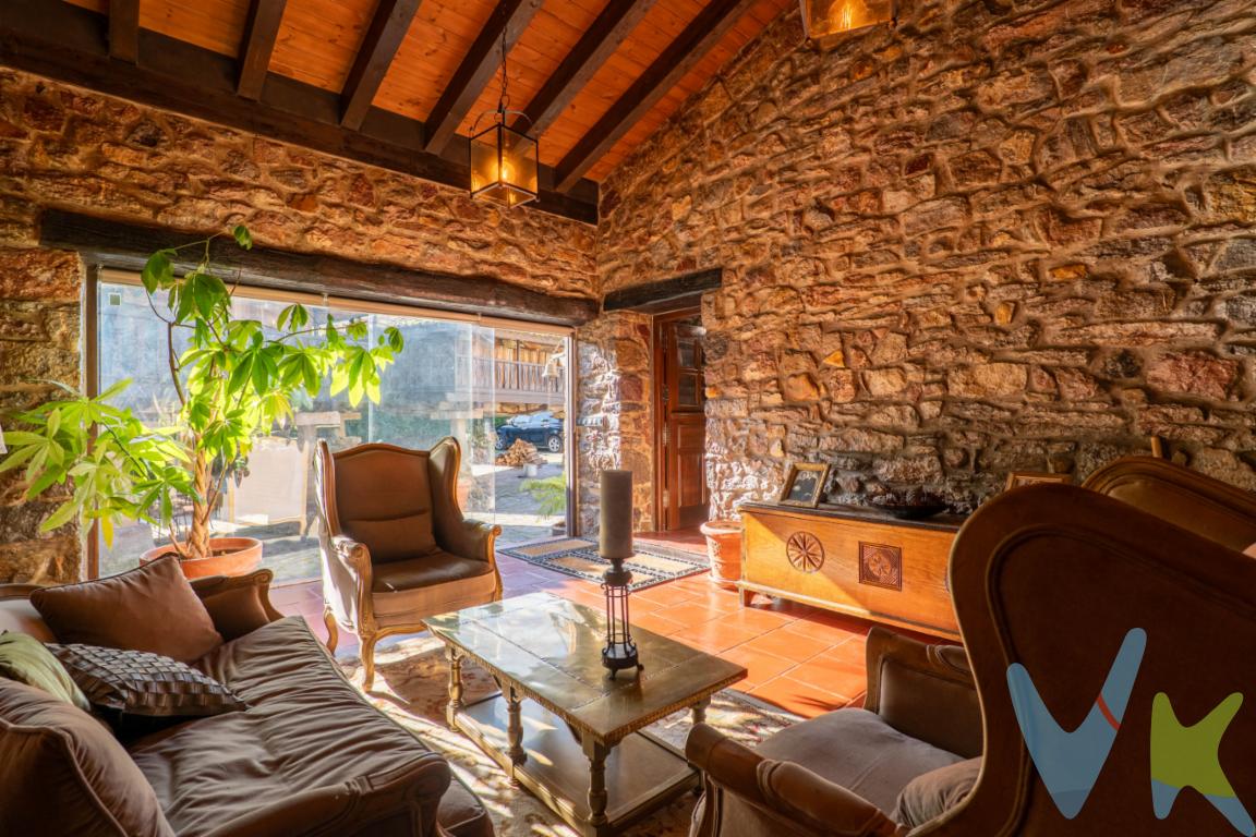 Hay propiedades que se compran y otras que se sienten. Esta magnífica construcción original de 1870 es una de ellas.Rehabilitada integralmente en el año 2008, la vivienda conserva intacta la esencia de la arquitectura tradicional piedra natural, vigas vistas, suelos cerámicos y madera maciza combinándola con el confort y las comodidades que exige la vida actual.Con una superficie construida total de 432 m², distribuidos en 269 m² en planta baja y 78 m² en planta superior, la casa ofrece amplitud, calidez y una distribución pensada para disfrutar cada estancia.Planta bajaUn espectacular recibidor acristalado da la bienvenida, inundando de luz natural la entrada y anticipando el carácter de la vivienda.En esta planta encontramos:Imponente salón principal, amplio y acogedor, con muros de piedra y techos de madera.Cocina independiente de gran tamaño, funcional y con personalidad.Tres dormitorios (uno de ellos actualmente acondicionado como biblioteca).Dos baños, uno de ellos en suite en el dormitorio principal de esta planta y un aseo de cortesía.Los espacios respiran autenticidad, con una atmósfera cálida y envolvente difícil de encontrar.Planta superiorLa planta alta se organiza alrededor de un bonito hall distribuidor y dispone de:Dos dormitorios adicionales.Uno de ellos en suite con baño propio.Un segundo baño completo que da servicio al resto de la planta.Una zona ideal para invitados o para crear un espacio más independiente dentro de la vivienda.Exterior y construcciones auxiliaresLa propiedad se ubica sobre una finca de más de 6.500 m², ofreciendo privacidad, amplitud y múltiples posibilidades.En la parcela encontramos además:Casa de aperos/almacén de 37 m².Dos hórreos tradicionales que aportan valor patrimonial y carácter único.Amplia zona de patio y espacios exteriores perfectos para disfrutar del entorno.Una propiedad singular, donde tradición y confort conviven en equilibrio. Ideal como residencia habitual para quienes buscan tranquilidad sin renunciar a calidad, o como segunda vivienda con un encanto auténtico.Se informa a los interesados que el precio de venta indicado no comprende, el Impuesto de Transmisiones Patrimoniales (ITP) los gastos asociados a la compraventa (notaría, registro de la propiedad y otros) ni los honorarios de la agencia inmobiliaria a cargo del comprador.   
