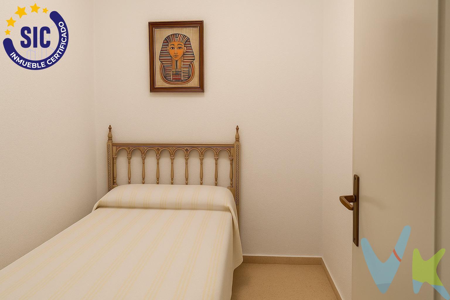 . En pleno corazón de Castellón, en la céntrica calle Navarra, se encuentra esta vivienda con un potencial excepcional para inversores que buscan rentabilidad desde el primer día. Se trata de un primer piso sin ascensor en un edificio tradicional, con el encanto y la solidez de las construcciones antiguas. Dispone de dos habitaciones, un baño y una distribución funcional que permite múltiples opciones de mejora o reforma futura, elevando aún más su valor en el mercado. El verdadero atractivo de esta propiedad es su situación altamente demandada y el hecho de que ya se encuentra alquilada con buenos inquilinos, asegurando ingresos inmediatos sin necesidad de gestión ni tiempos muertos. Una oportunidad perfecta para quienes priorizan la estabilidad y la rentabilidad en el sector inmobiliario urbano. Invierta en una ubicación estratégica, con servicios, comercios y transporte a pie de calle, en una zona donde la oferta es limitada y la demanda siempre está presente. Un activo sólido en el centro de Castellón, listo para seguir generando beneficios desde el primer día.