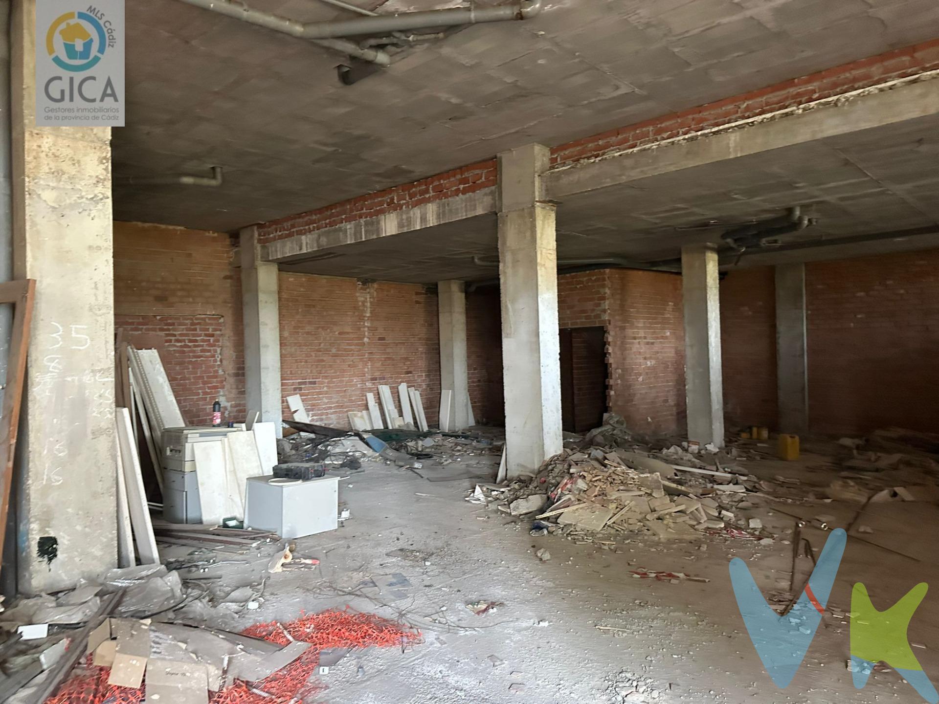 ¡Descubre este magnífico local comercial ubicado en la vibrante zona de San Bernabé, Algeciras! . Con una impresionante superficie de construcción de 246 m², este espacio te ofrece un sinfín de posibilidades para desarrollar tu negocio. Idealmente situado y con fácil acceso a las principales vías comerciales, se convierte en el lugar perfecto para emprender o expandir tus proyectos. Aunque requiere alguna intervención estética debido a su estado actual 'sin conservar', esto representa una gran oportunidad para personalizarlo según tus necesidades y estilo. Imagínate creando un ambiente único que atraiga clientela constante gracias al flujo dinámico del barrio.  Además podrás segregar estos estupendos metros hasta en cuatromagníficos locales.  ¡No pierdas la ocasión de invertir en esta propiedad versátil por tan solo 180000 euros! Ven a ver todo lo que puede ofrecerte. --------------------------------------------------. Informamos a nuestros clientes que los gastos de notaría, registro, gestoría, impuestos y los honorarios de la agencia  NO están incluidos en el precio. A su vez, disponemos del documento informativo abreviado de la propiedad (según decreto 218/2005, del 11 de octubre) y de seguro de caución, para la protección del dinero entregado como señal para la reserva de una vivienda. Por mandato expreso del propietario, comercializamos este inmueble en exclusiva, lo que le garantiza el acceso a toda la información, a un servicio de calidad, un trato fácil, sencillo y sin interferencias de terceros. Por este motivo, se ruega no molestar al propietario, a los ocupantes de la propiedad o a los vecinos. Muchas gracias por su comprensión.