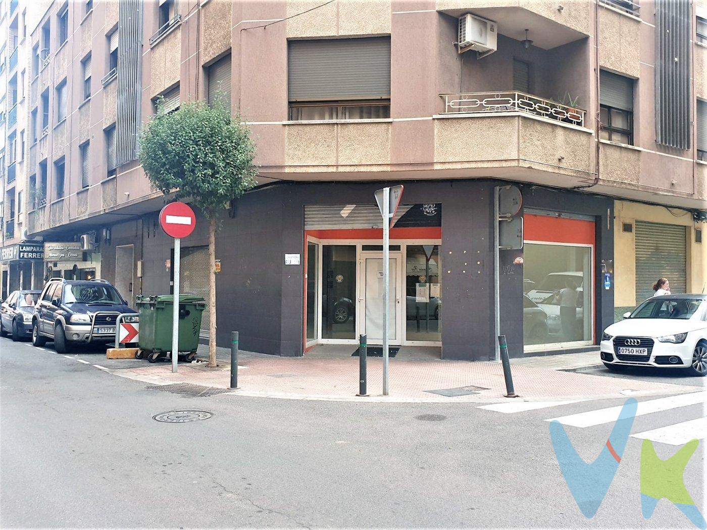 Local comercial en planta baja de edificio con 4 plantas y una antigüedad que data de 1.985. En buen estado de conservación, requiere una pequeña adecuación y cuenta con un aseo. Tres puertas de acceso desde la calle y un escaparate, con un total de 21 metros de fachada exterior en un chaflán, recayente a dos calles. Diáfana y en una sola planta sin cambios de altura, ideal para una gran variedad de negocios. Altura de 3,5 metros, ofreciendo compatibilidad con múltiples actividades comerciales. Su forma regular y amplia altura libre permiten recrear diversas configuraciones para distintos tipos de negocios. Ubicado en un chaflán con alta visibilidad y acceso directo desde la calle, facilitando el flujo de clientes. Totalmente exterior, aprovechando al máximo la iluminación natural y ofreciendo un escaparate atractivo. Situado en una zona residencial con alto tránsito peatonal y vehicular y a solo 500 metros del centro urbano. Bien comunicado con el centro de la ciudad y rodeado de servicios como comercios, bancos, restaurantes y transporte público. En la publicación hay imágenes generadas con inteligencia artificial para mostrar distintas opciones de negocio, facilitando la visualización de su potencial. ¡No lo dudes y llámanos para pedir más información y coordinar una visita! Aprovecha esta oportunidad para establecer tu negocio en una ubicación privilegiada. . 