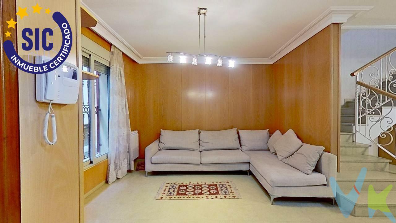 Casa en venta en Chiva, una joya reformada en el corazón del pueblo. Esta impresionante vivienda de tres plantas ofrece un diseño funcional y espacioso, ideal para familias que buscan confort y modernidad. La distribución de la casa, en tres plantas, es funcional y espaciosa:. Planta baja: Una cocina amplia y luminosa, con lavadero, comunica con un acogedor salón comedor, ideal para reuniones familiares y sociales. En esta planta también encontramos un aseo de cortesía y una habitación con vestidor y baño privado, perfecta para invitados o como dormitorio principal. Primera planta: Un recibidor amplio distribuye tres habitaciones todas ellas con splits de a/a, y dos baños completos. Esta planta ofrece un espacio cómodo y privado para el descanso. Segunda planta: Un espacio diáfano, bañado de luz natural, con acceso a una terraza, ofrece infinitas posibilidades: un estudio, una sala de juegos, un gimnasio, o incluso una suite principal con baño y vestidor. La elección es tuya. Todas las plantas tienen acceso a terrazas, proporcionando luz natural y ventilación en toda la casa. La reforma ha sido integral: instalación eléctrica, fontanería, aislamiento térmico. ¡todo nuevo! Los acabados son de alta calidad, con suelos laminados que aportan calidez, ventanas de doble cristal que garantizan el aislamiento y puertas de madera  que añaden un toque de elegancia. La ubicación es inmejorable, en el centro de Chiva, cerca de comercios, restaurantes, colegios, parques y transporte público. Además, la proximidad a Valencia te permite disfrutar de la tranquilidad de un pueblo y de la oferta cultural y de ocio de la ciudad. Esta casa es ideal para familias que buscan un hogar espacioso y moderno, con todas las comodidades, en un entorno tranquilo y bien comunicado. ¡No pierdas la oportunidad de visitarla!. La descripción del presente inmueble e imágenes tienen mero carácter informativo y en ningún caso carácter contractual, pudiendo ser modificados por la inmobiliaria comercializadora sin que ello implique responsabilidad alguna frente a terceros. En el precio de venta a público, esta propiedad NO incluye los gastos de adquisición (Notario, registro, gestión, honorarios, etc…).