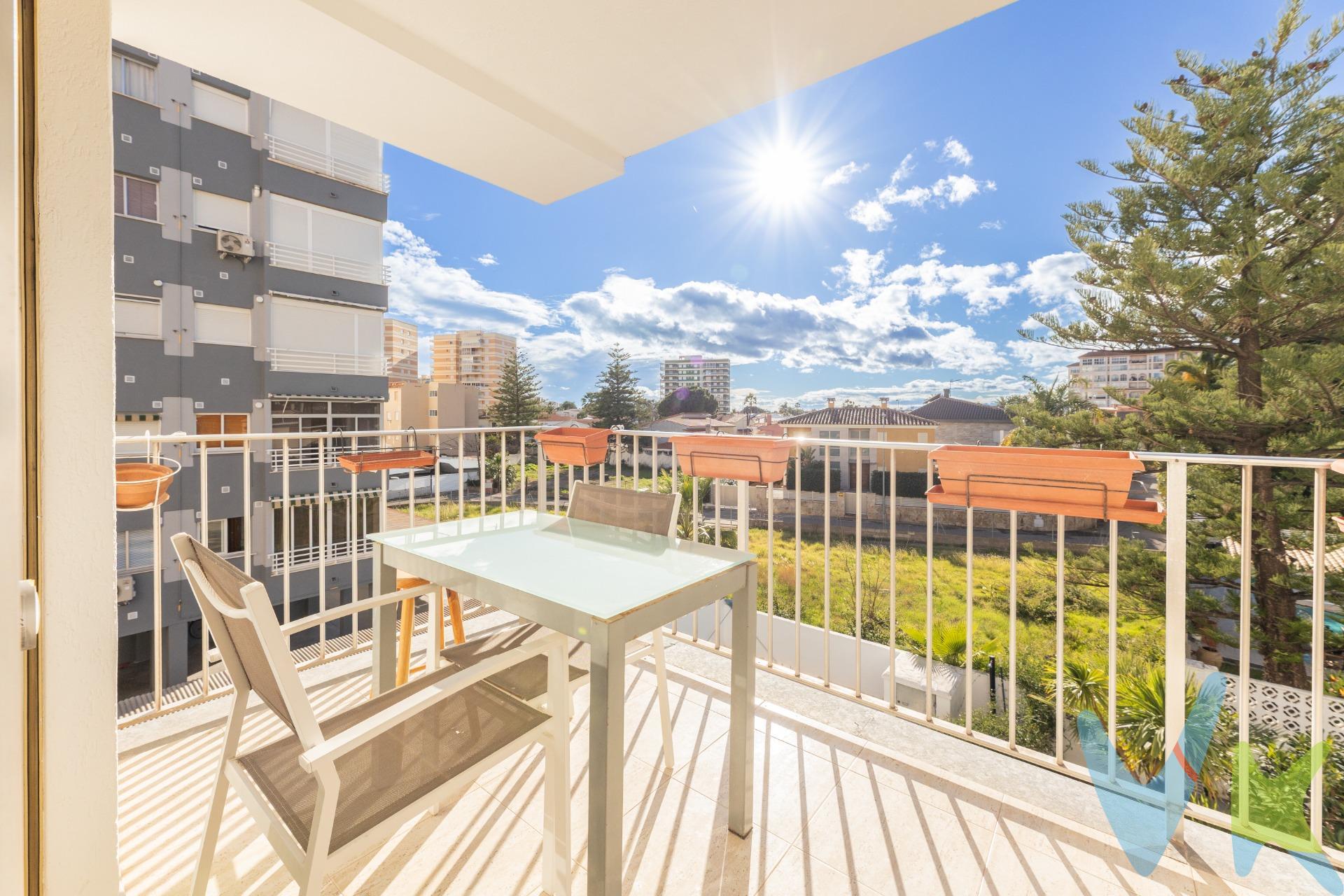 Apartamento con vistas despejadas, orientación ideal para vivir todo el año. Es un segundo con ascensor en un bloque con pocos vecinos por lo que se convierte en una propiedad muy tranquila. A escasos metros de la playa, en una de las zonas más buscadas de Benicassim. Se compone de salon comedor, con terraza, cocina con galería integrada, tres habitaciones, la principal tipo suite y otro baño completo que da servicio al resto de la dependencias de la casa. En el precio se incluye garaje y trastero. Además, la propiedad destaca por unas zonas comunes con jardín y piscina. La descripción y los datos del presente inmueble tienen carácter meramente informativo y en ningún caso contractual. En el precio de la vivienda no están incluidos los honorarios de agencia, gastos de compraventa y/o financiación. . Por mandato expreso del propietario, comercializamos este inmueble en exclusiva compartida, lo que garantiza un servicio de calidad, un trato fácil y personalizado, una gran difusión en nuestras redes compartidas y sin interferencias de terceros. Por este motivo se ruega no molestar al propietario, a los ocupantes de la propiedad, a los vecinos o conserjes del edificio si los hubiera. Si eres una agencia, llámanos colaboraremos contigo. Muchas gracias.