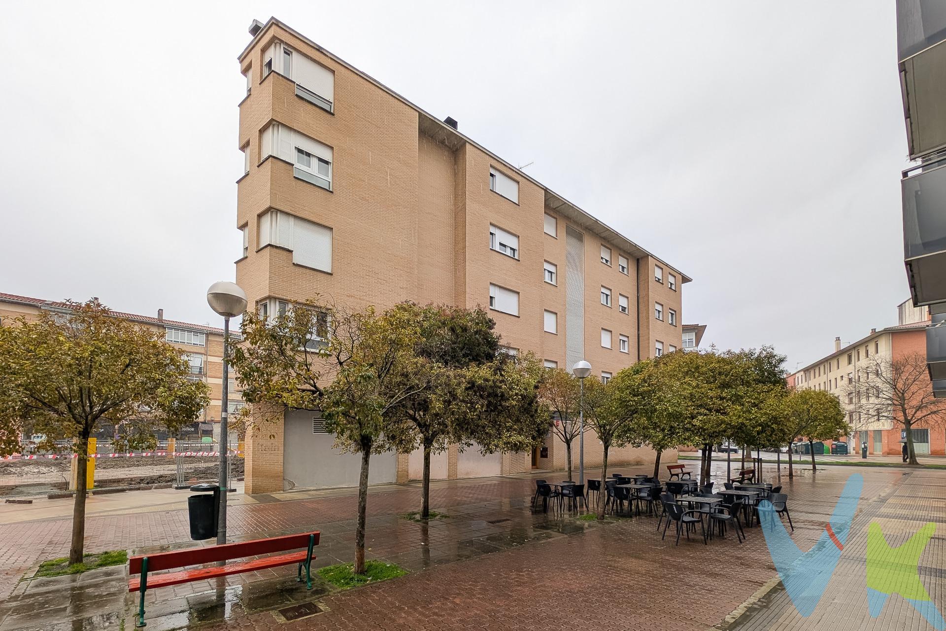 Piso en la Rocha, una de las zonas más cómodas y bien comunicadas de Pamplona. La vivienda tiene 3 habitaciones con muy buena iluminación, una de ellas con baño en suite. Un segundo baño completo, una cocina equipada y un salón amplio y acogedor. La mayoría de las estancias dispone de armarios empotrados, que ofrecen un extra de almacenamiento de forma discreta. Incluye plaza de garaje, ideal para aparcar con comodidad, justo al lado del trastero, perfecto para guardar objetos y aprovechar mejor el espacio en casa. ¿Tienes bici?.. el edificio cuenta con un cuarto comunitario en la entrada principal para guardarla con comodidad. El piso está en una ubicación práctica, con supermercados, farmacias, colegios y zonas verdes a pocos minutos. Además, tiene buena conexión con el centro de Pamplona gracias a varias líneas de autobús. GASTOS E IMPUESTOS NO INCLUIDOS.