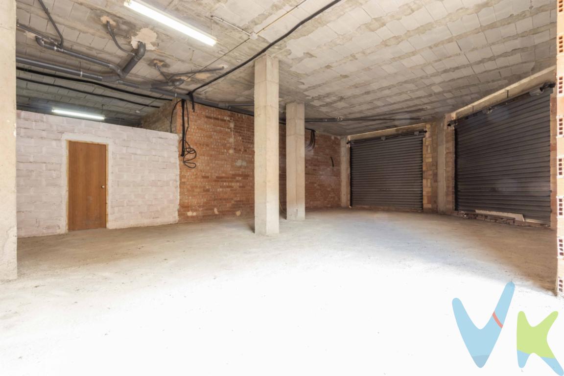Presentamos este local comercial de 125 m² construidos, situado en una esquina.Una ubicación que garantiza una excelente visibilidad desde varios puntos de la calle. El inmueble cuenta con tres puertas de acceso a la vía pública, lo que facilita la creación de varios escaparates, entradas independientes o una mejor distribución interna según las necesidades de tu actividad.El espacio, amplio y fácilmente adaptable, permite diseñar zonas de atención al público, áreas de exposición o espacios de trabajo. La entrada de luz natural a través de las distintas fachadas mejora la sensación de amplitud y hace que el local sea ideal tanto para emprendedores como para negocios que buscan ampliar su presencia comercial.Ubicado en Tavernes Blanques, disfrutarás de un entorno dinámico y muy próximo a Valencia, con buena conexión, servicios, comercios y un flujo constante de residentes y visitantes. La mezcla de actividad residencial y comercial convierte la zona en una ubicación excelente para negocios de proximidad, academias, estudios profesionales, tiendas especializadas o servicios.Si buscas un local con visibilidad, amplitud y potencial, este inmueble reúne todas las características necesarias para impulsar tu proyecto. Contacta para agendar una visita y conocerlo en persona.Se muestra a título informativo y no contractual. El precio no incluye lo siguiente: Honorarios de la agencia inmobiliaria, impuestos (IVA, ITP) y otros gastos de la Compraventa (notaria, gestoría y registro).
