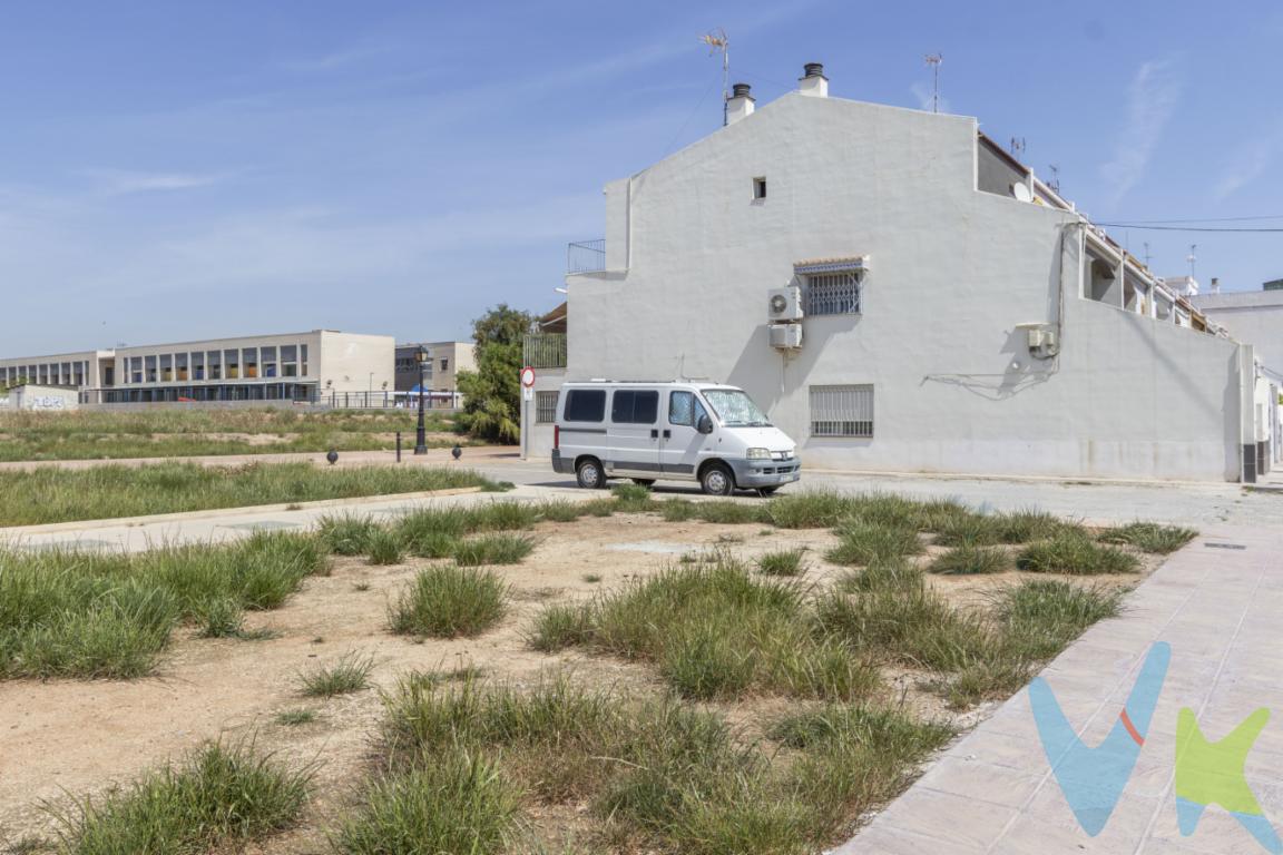 Ideal para promotores o particulares que deseen una vivienda unifamiliar de grandes dimensiones con garaje y terraza.Extras: Permitido sótano y planta bajo cubierta (buhardilla).Alturas: Planta Baja + 2 plantas superiores.Normativa urbanística: * Ocupación: 100%.Configuración: Parcela esquinera (3 vientos),Superficie: 8,50 m de fachada por 20,00 m de profundidad.Se muestra a título informativo y no contractual. El precio no incluye lo siguiente: Honorarios de la agencia inmobiliaria, impuestos (IVA, ITP) y otros gastos de la Compraventa (notaria, gestoría y registro). 