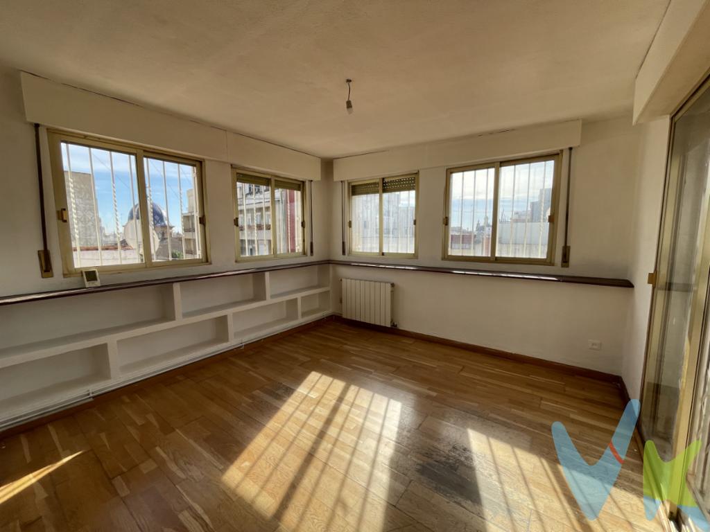 Los áticos son, sin duda, el producto más codiciado del mercado inmobiliario. Si a eso le sumas que se ubica en pleno centro de la ciudad, y que tiene a su alrededor todos los servicios que pudieras demandar (colegios, farmacias, supermercados...), ya tienes un producto excepcional.Este ático se distribuye actualmente en cuatro habitaciones, salón-comedor, cocina con isla y dos baños completos. Está lleno de posibilidades para que lo puedas reformar de la forma que más te convenga para poder disfrutar de su punto fuerte: su terraza de aproximadamente 80 m2. En ella podrás construir tu oasis personal en pleno casco histórico, un verdadero lujo. El precio incluye una cuota de participación en el garaje de la finca. Si deseas más información o concertar una visita, no lo dudes: llámanos. Te atenderemos con mucho gusto.  *Gastos e impuestos no incluidos en el precio.*Este anuncio tiene carácter meramente informativo.De haber un plano, este será puramente orientativo y no vinculante.  