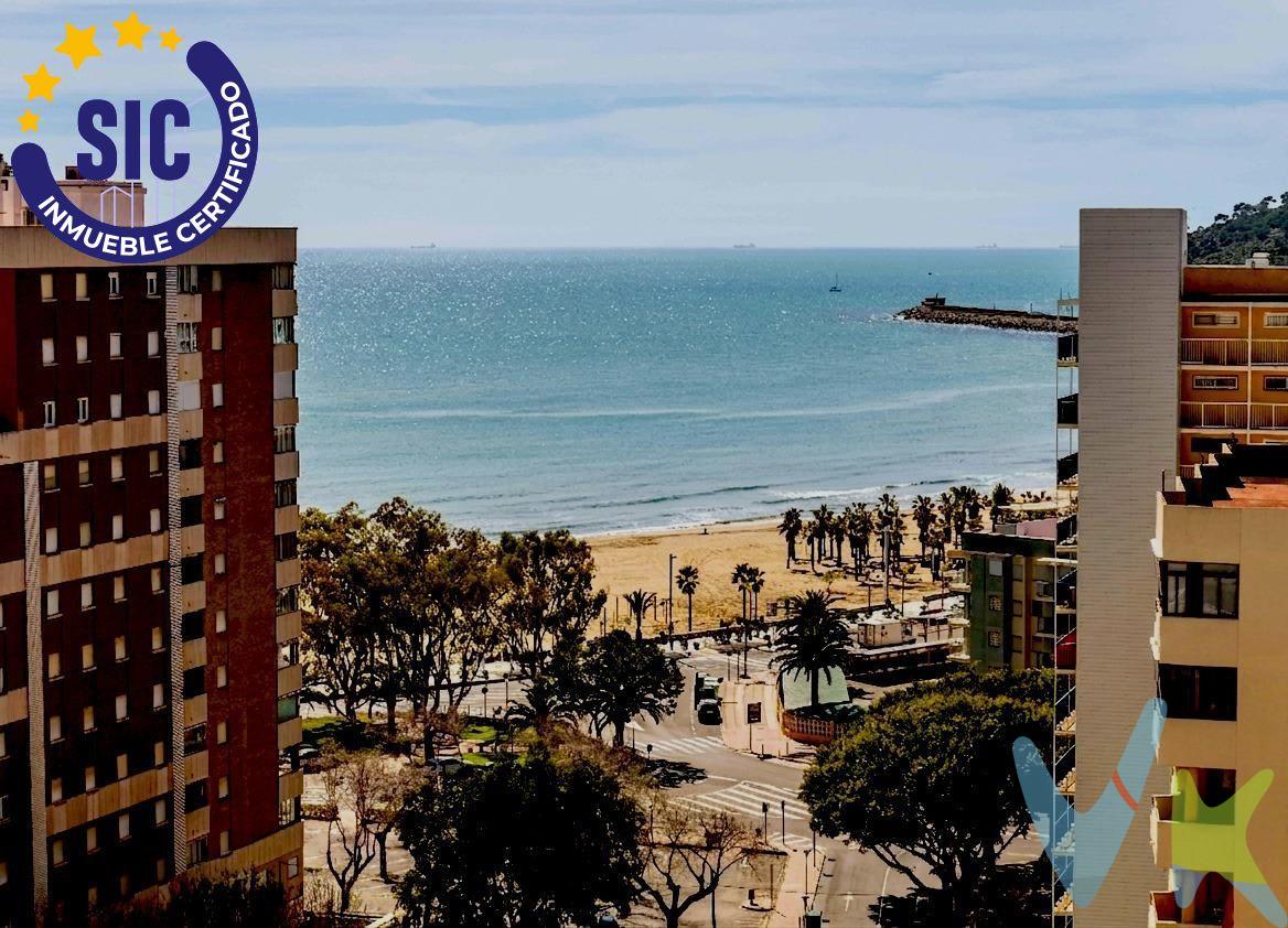 Ubicado en las plantas más altas del edificio, este espectacular ático dúplex en esquina redefine el concepto de privacidad y exclusividad. Su localización es perfecta: situado a tan solo 150m de la Playa de la Concha, permitiendo disfrutar de todos los servicios de la zona. . Tiene dos magníficas zonas exteriores independientes:. Terraza Principal (Planta Superior): Un espacio de 25,50m2 completamente diáfano, diseñado para actuar como un solárium privado o zona chill-out donde contemplar las mejores vistas de la costa. Terraza de Invierno/Verano (Planta Inferior): Un rincón de 13,52m2 equipado con un sofisticado sistema de cortinas de cristal plegables. Un espacio versátil y climatizado para disfrutar del exterior los 365 días del año. Distribución interior y sofisticación en dos alturas. El interior de la vivienda destaca por su excelente distribución, su imponente luminosidad natural y una cuidada selección de acabados. Planta Undécima (Zona Social y de Descanso): Tras cruzar una puerta acorazada de máxima seguridad certificada, se accede a un imponente salón-comedor de 42m2 que conecta directamente con la terraza acristalada. Esta planta alberga una cocina independiente que incorpora zona de galería-tendedero. Se completa con 2 dormitorios dobles con armarios empotrados y un baño con ducha. Todo el mobiliario de este nivel destaca por su calidad en maderas macizas y acabados artesanales en caña natural. Planta Duodécima (El Refugio Privado): Conectada por una elegante escalera, la planta superior ofrece un espectacular dormitorio principal de 17m2. Le acompaña una segunda estancia de otros 17m2, un tercer dormitorio doble de 10m2 y un cuarto de baño de gran formato (8,50m2). Aparcamiento Privado: en el precio le incluye 2 amplias plazas de garaje contiguas en la planta subterránea ideal para coches grandes. Ambas plazas constituyen fincas registrales independientes, con una superficie de 9,90m2 útiles cada una. Confort Térmico: Climatización integral mediante sistema de aire acondicionado. Bienestar: La propiedad se entrega completamente amueblada y dotada de electrodomésticos. El complejo residencial ofrece, además, acceso a su piscina comunitaria. VENTA:. PVP 638.000€. Gastos e impuestos no incluidos en el precio. La compra conlleva impuestos y gastos de formalización para el comprador. A título orientativo se informa que en segundas transmisiones el ITP con carácter general en Valencia es del 10%, pudiendo existir otros tipos impositivos atendiendo a las circunstancias personales del comprador u otras circunstancias previstas legalmente. Base imponible del impuesto el mayor valor entre el precio de compraventa, la tasación o el valor de referencia catastral. En cuanto a los gastos de notaría y registro, en su caso, suelen oscilar aprox. entre 1,5% y 2,5% (aranceles variables según precio, n.º de copias y complejidad). El comprador elige notario. Si el comprador precisase de hipoteca: tasación, condiciones y costes bancarios serán según entidad elegida por el comprador, así como los gastos de gestoría, y cualesquiera otros gastos inherentes a la formalización de la compraventa que legalmente correspondan a la parte compradora, salvo pacto expreso en contrario con el vendedor. El consumidor tiene, conforme a la normativa vigente, a su disposición información y documentación adicional relativa al inmueble y condiciones de la compraventa, que podrá ser consultada en C/Joaquín Costa 4, bajo 46005 Valencia o urbe2@remax.es. Honorarios de mediación inmobiliaria a cargo del COMPRADOR: (3% del precio final de venta más IVA (21%), salvo otro pacto.); y de VENDEDOR (según acuerdo con el mismo). Se informa al consumidor que la agencia actúa como intermediaria inmobiliaria en la operación, estando cualquier eventual compraventa y sus condiciones sujeta a la aceptación expresa del propietario-vendedor y a la posterior formalización del correspondiente contrato.