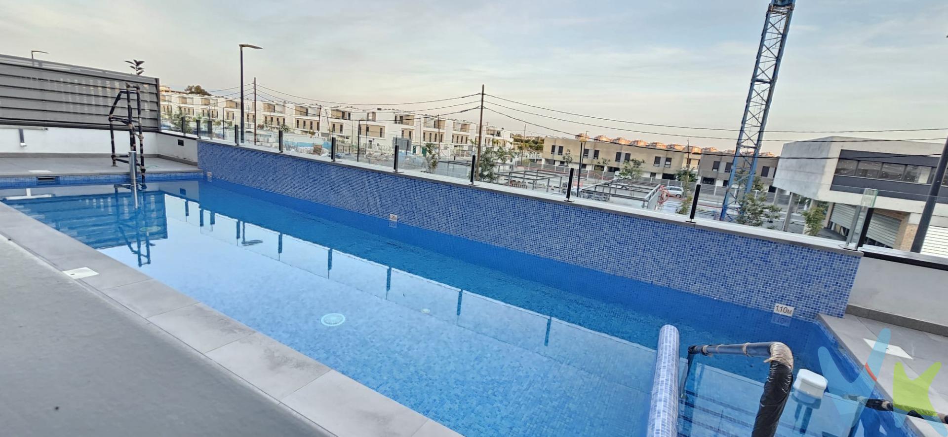 TU NUEVO HOGAR A ESTRENAR EN RESIDENCIAL MULHACEN, PALMAS ALTAS. Desde CASAPISO Inmobiliaria te presentamos, en exclusiva, esta magnífica vivienda de reciente construcción que te está esperando para estrenar vida. Ubicada en una cuarta planta con ascensor, en una de las zonas con mayor crecimiento y proyección de Sevilla —Palmas Altas— esta propiedad no solo ofrece espacio, luz y funcionalidad, sino también comodidad de alto nivel. Con una distribución cuidada y materiales actuales, cuenta con:. ✔ 2 dormitorios, uno de ellos principal con baño en suite y dos armarios empotrados,. ✔ 2 baños completos, uno con plato de ducha y otro con bañera,. ✔ Espectacular TERRAZA privada de 14 m², perfecta para disfrutar al aire libre,. ✔ Cocina totalmente amueblada y equipada con horno, microondas, vitrocerámica y campana extractora nuevos,. ✔ Climatización centralizada por conductos, para que disfrutes de una temperatura perfecta en cualquier época del año,. ✔ Plaza de GARAJE y TRASTERO incluidos en el precio, para tu total comodidad. ✔ Además, la urbanización cuenta con PISCINA comunitaria. Y lo mejor: todo es completamente nuevo, sin estrenar, para que tú seas la primera persona en convertir esta vivienda en hogar. Una propiedad ideal para quienes buscan confort, eficiencia y calidad, sin renunciar a una ubicación conectada con Sevilla capital, zonas comerciales, universidades y accesos rápidos. ¿Quieres verlo en persona? **. te acompañamos en todo el proceso, porque este tipo de viviendas no duran mucho en el mercado… y sabemos reconocer el valor de lo que realmente merece la pena. ** EL ANUNCIO CONTIENE VIDEO **. Por mandato expreso del propietario, comercializamos este inmueble en exclusiva, lo que le garantiza el acceso a toda la información, a un servicio de calidad, un trato fácil, sencillo y sin interferencias de terceros. Por este motivo, se ruega no molestar al propietario, a los ocupantes de la propiedad o a los vecinos. Muchas gracias por su comprensión. Impuestos y gastos inherentes a la compra NO INCLUIDOS EN EL PRECIO, como Impuesto de Transmisión Patrimonial, notaría, registro, honorarios profesionales de agencia y posibles gastos financieros, en su caso. D. I. A. (Documento de Información abreviado) a disposición del consumidor que lo solicite, en base a lo dispuesto en el Decreto 218/05 de 11 de Octubre que regula el Reglamento de Información al Consumidor en la compra-venta y arrendamiento de vivienda en Andalucía.