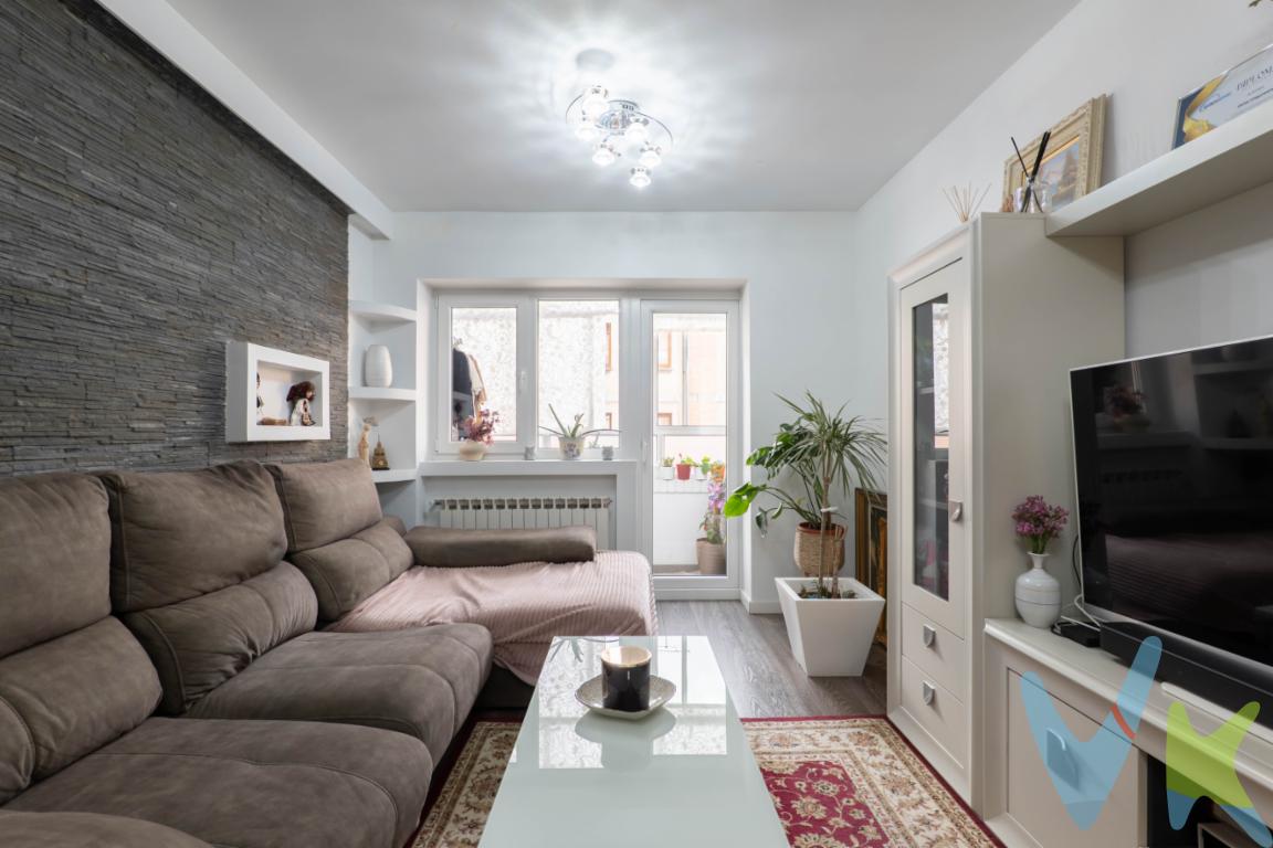 Oportunidad en el centro de Gijón, queremos ofreceros esta amplia y bonita vivienda situada en la calle Reconquista nº 7, planta tercera, ofrece buenas vistas y una ubicación privilegiada. La vivienda antes de haber sido reformada constaba de salón, cocina, tes dormitorios y baño, en la actualidad consta de dos dormitorios uno de ellos con terraza, salón-comedor tambien con una terraza cerrada, cocina-office y baño. Es totalmente exterior y hace esquina lo que le proporciona mucha luminosidad y soleamiento, asi como una buena ventilación.La vivienda ha sido recientemente reformada con mucho gusto y calidades de calidad superior, presenta un estado impecable como podrás ver en el reportaje fotográfico.Ubicada en un buen barrio tranquilo, un barrio seguro y a menos de 10 minutos andando de la Playa de San Lorenzo, del Paseo de Begoña, del teatro Jovellanos, de la Plaza de Evaristo San Miguel, al lado del colegio de los Jesuitas así como del centro de salud de Zarracina.No te pierdas esta oportunidad de vivir en uno de los mejores barrios de Gijón.Contacta con nosotros para ampliarte información y concertar una visita.Se informa a los interesados que el precio de venta indicado no comprende los honorarios de la agencia inmobiliaria a cargo del comprador, el Impuesto de Transmisiones Patrimoniales (ITP) ni los gastos asociados a la compraventa (notaría, registro de la propiedad y otros).