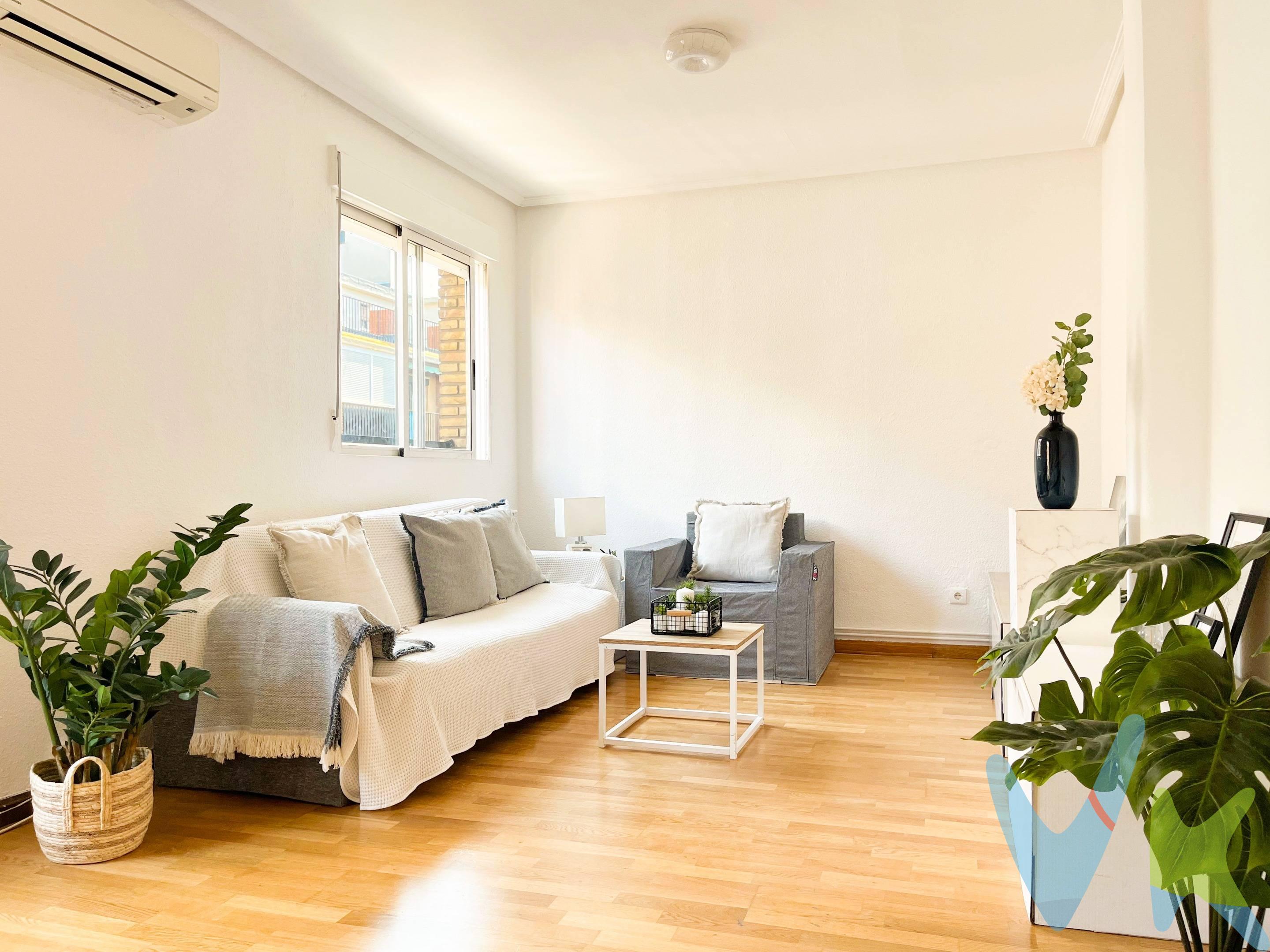 🏡 Vivir en San José y tenerlo todo a mano… ¡esa es la clave!. Si buscas un piso bien ubicado, con posibilidades y listo para convertirlo en tu próximo hogar, échale un vistazo 👀. 📍 En calle José Pellicer, en pleno barrio de San José, ponemos a la venta esta vivienda de aproximadamente 60 m² útiles, situada en una finca con ascensor. La vivienda cuenta con:. 🛏️ 3 habitaciones. 🛋️ Salón. 🍳 Cocina. 🚿 1 baño. 🔥 Caldera individual. El piso necesita una pequeña actualización, lo justo para darle tu toque personal y adaptarlo a tu estilo. ¡Una buena oportunidad para hacerte una casa a medida sin partir de cero! 🔨✨. Pero si hay algo que destaca especialmente es su ubicación 📍: una zona consolidada, cómoda para el día a día y con todo lo necesario a un paso. Porque los metros se pueden aprovechar, la decoración se puede cambiar… pero una buena ubicación no se puede mover. 😉. 💰 Precio: 200.000 €. . ¿Te imaginas viviendo aquí? 🔑. Ven a verlo y descubre todas las posibilidades que ofrece.