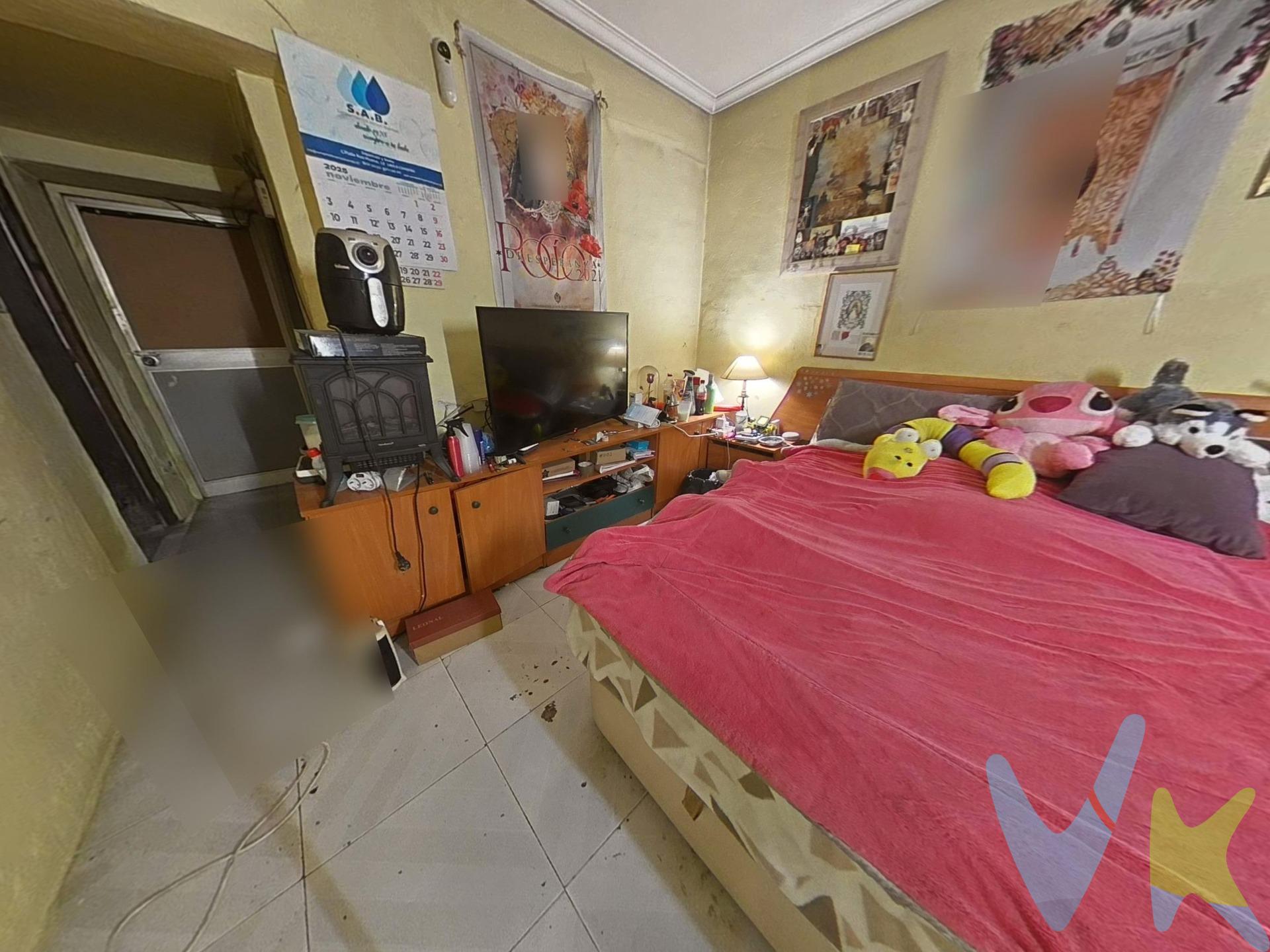 ¿Has soñado  con  tener una vivienda con potencial para poder diseñar tu hogar a tu gusto? Pues aquí la tienes. . 📍 Situada en el barrio de Cañero, esta casa te ofrece la base perfecta para convertirla en tu hogar ideal 🔑. . 🔹 Distribución actual: . 🛋️ Salón con muchas posibilidades; 🛏️ Dos dormitorios, ideales para descanso o si solo necesitas uno adaptar el otro como despacho o un vestidor; . 🍽️ Cocina lista para personalizar y poner a tu gusto; . 🚿 Baño completo; . 🌿 Patio, perfecto para  moldear y disfrutar de un espacio abierto y . 🌞 Azotea, que brinda un espacio al aire libre donde crear una zona chill out o solárium. 💡 Esta propiedad se presente como el lienzo perfecto para que lo diseñes con tus gustos personales. Ideal para establecerte en una ubicación bien comunicada y llena de servicios cercanos en una zona consolidada  y muy demandada. . 📞 ¡No pierdas la oportunidad y ven a visitarla hoy mismo!. El comprador tendrá un coste adicional de un 2,5% más IVA del precio de venta final con unos honorarios mínimos de 3.600€ más IVA, por el servicio de gestión, asesoramiento y formalización del proceso de compra. Este importe no está incluido en el precio publicado en venta. INFORMACIÓN ADICIONAL. Para cumplir con la normativa vigente tenemos a disposición del cliente el Documento de Información Abreviada D. I. A. Los precios indicados pueden sufrir alteraciones sin previo aviso. Los GASTOS DE LA COMPRA serán según ley (Notaría, Registro e Impuestos) y no están incluidos en el precio señalado. 